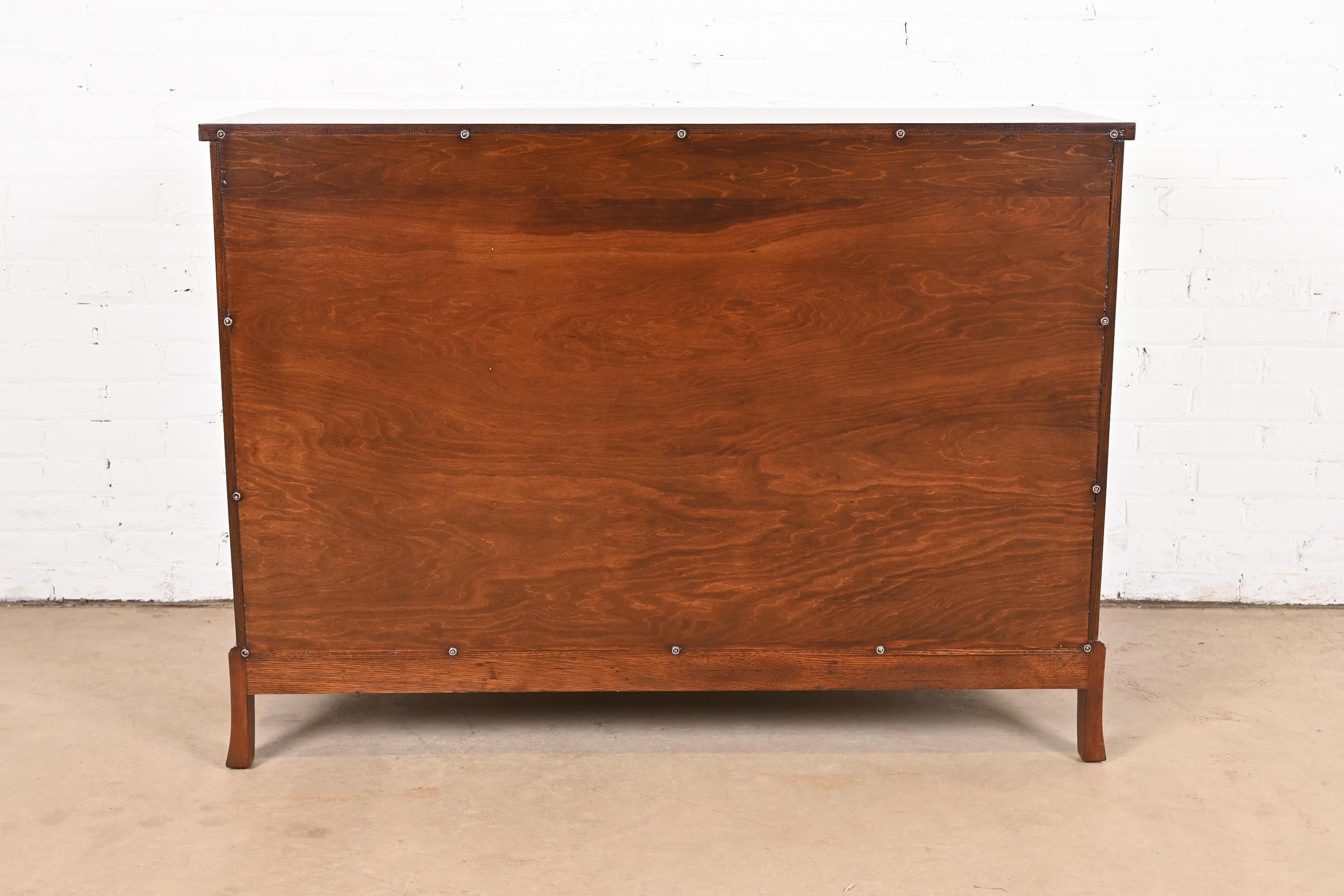 Cassettiera a serpentina in mogano georgiano Fancher Furniture, rifinita in vendita 9