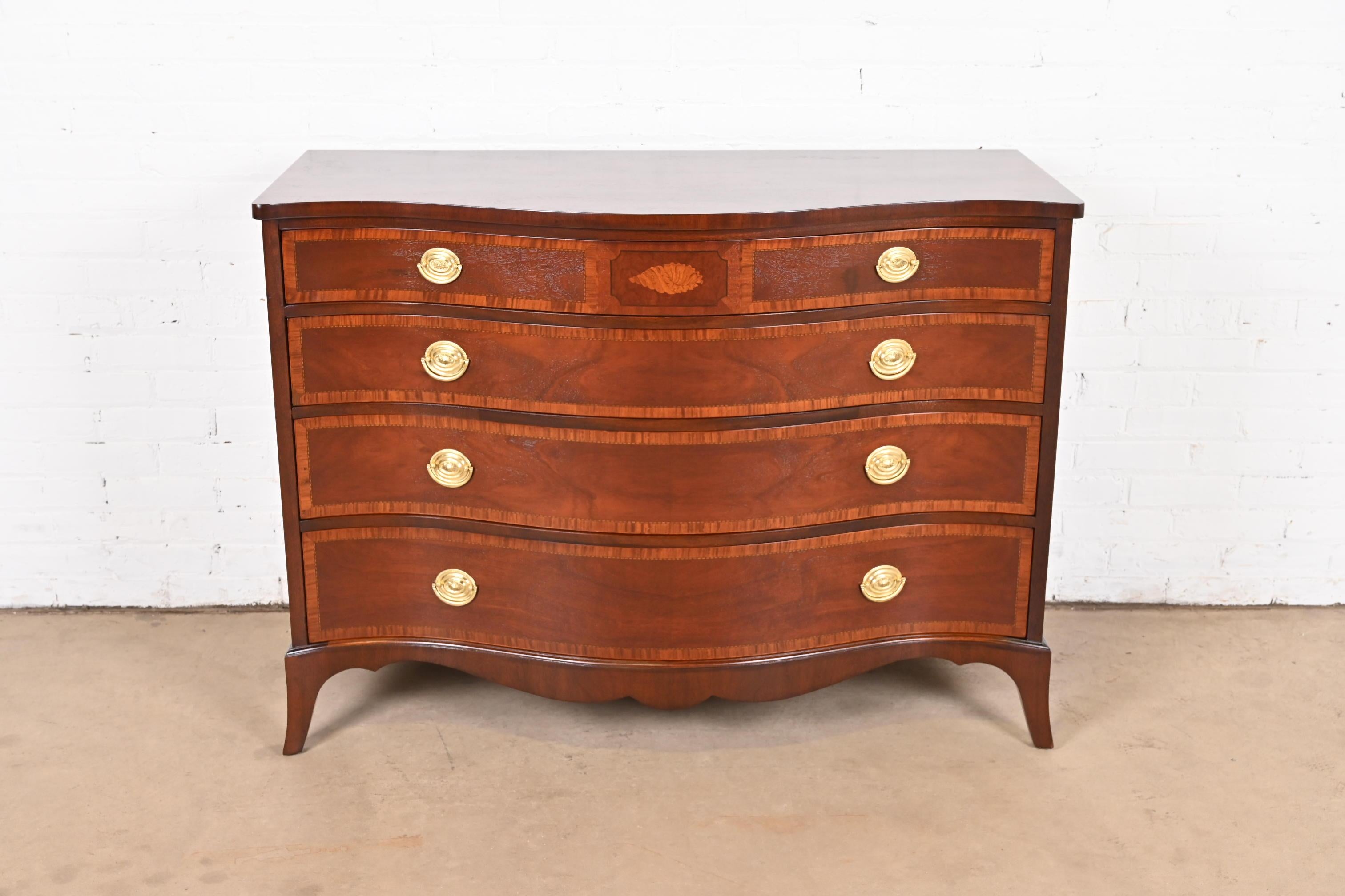 Un eccezionale comò, cassettiera o commode con fronte a serpentina in stile georgiano o Chippendale

Da Fancher Furniture

USA, metà del XX secolo

Splendido mogano figurato, con fasce e intarsi in legno satinato e ferramenta originale in