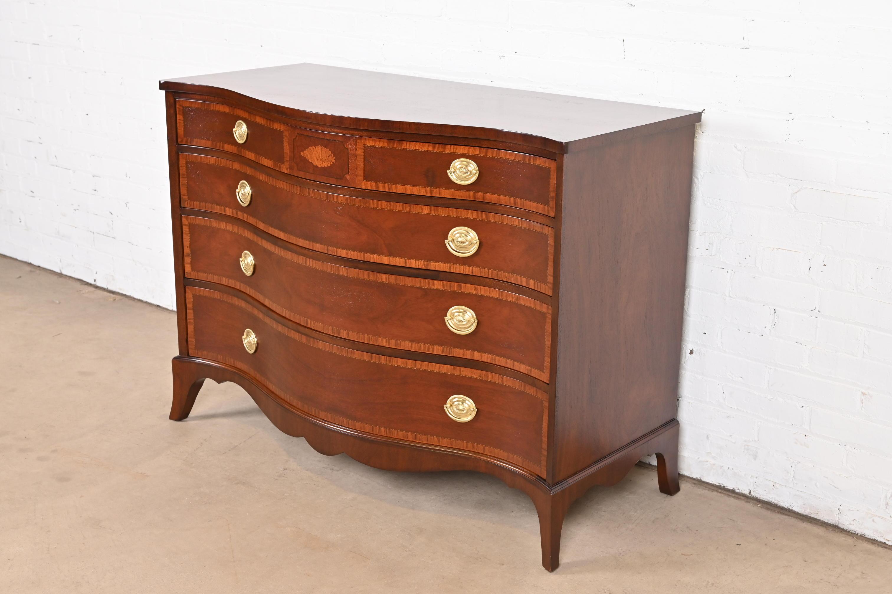 Georgiano Cassettiera a serpentina in mogano georgiano Fancher Furniture, rifinita in vendita
