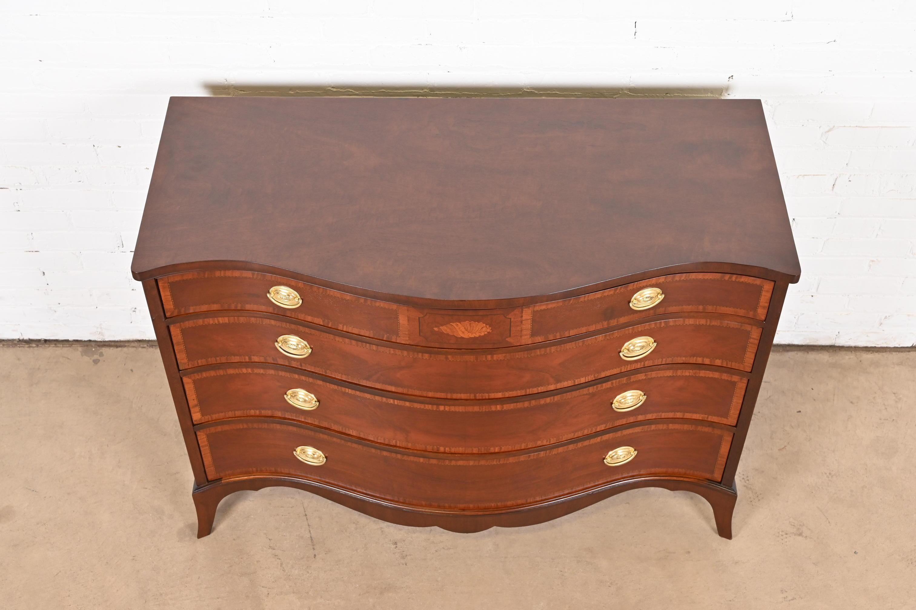 Ottone Cassettiera a serpentina in mogano georgiano Fancher Furniture, rifinita in vendita