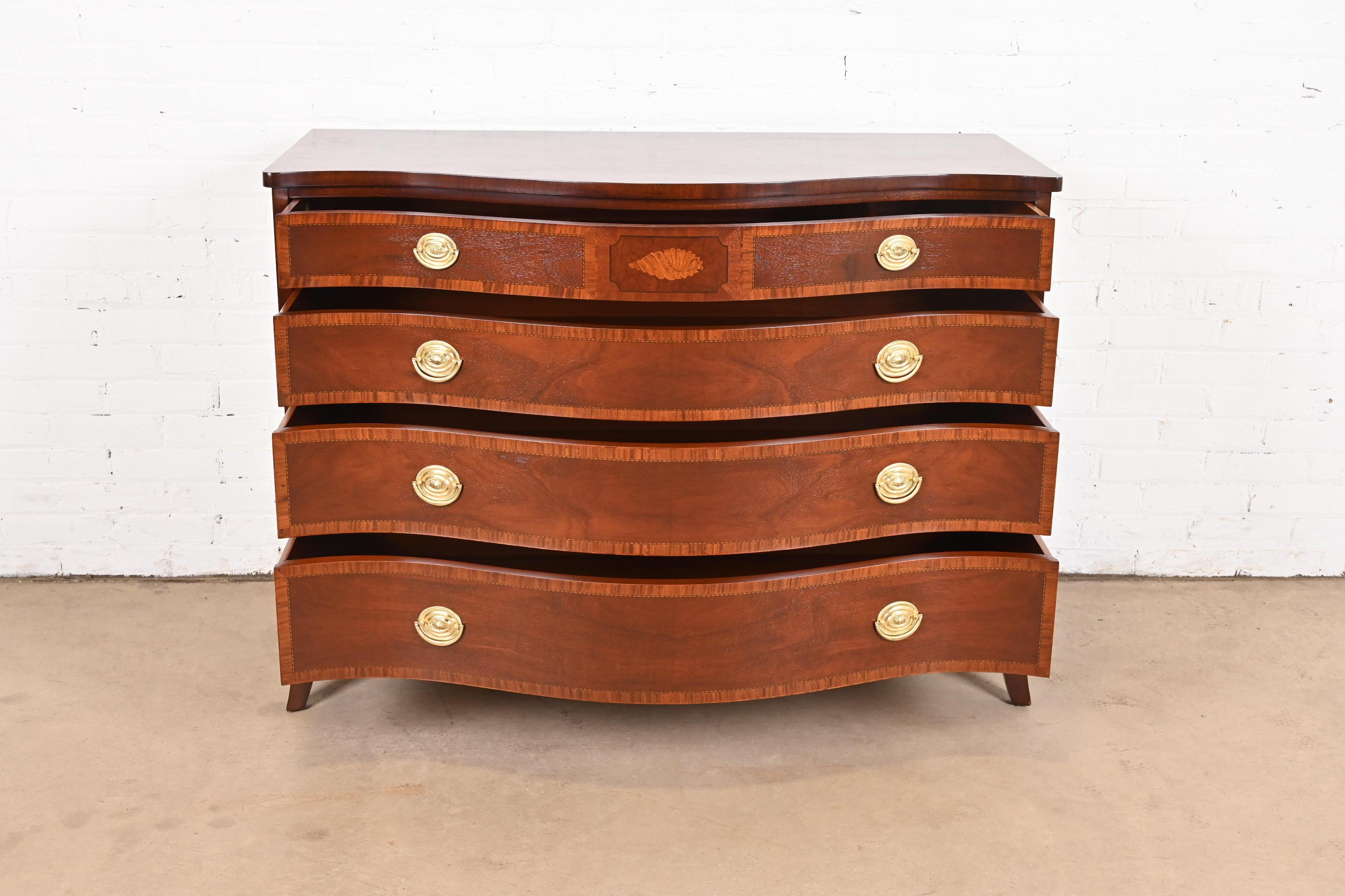 Cassettiera a serpentina in mogano georgiano Fancher Furniture, rifinita in vendita 1
