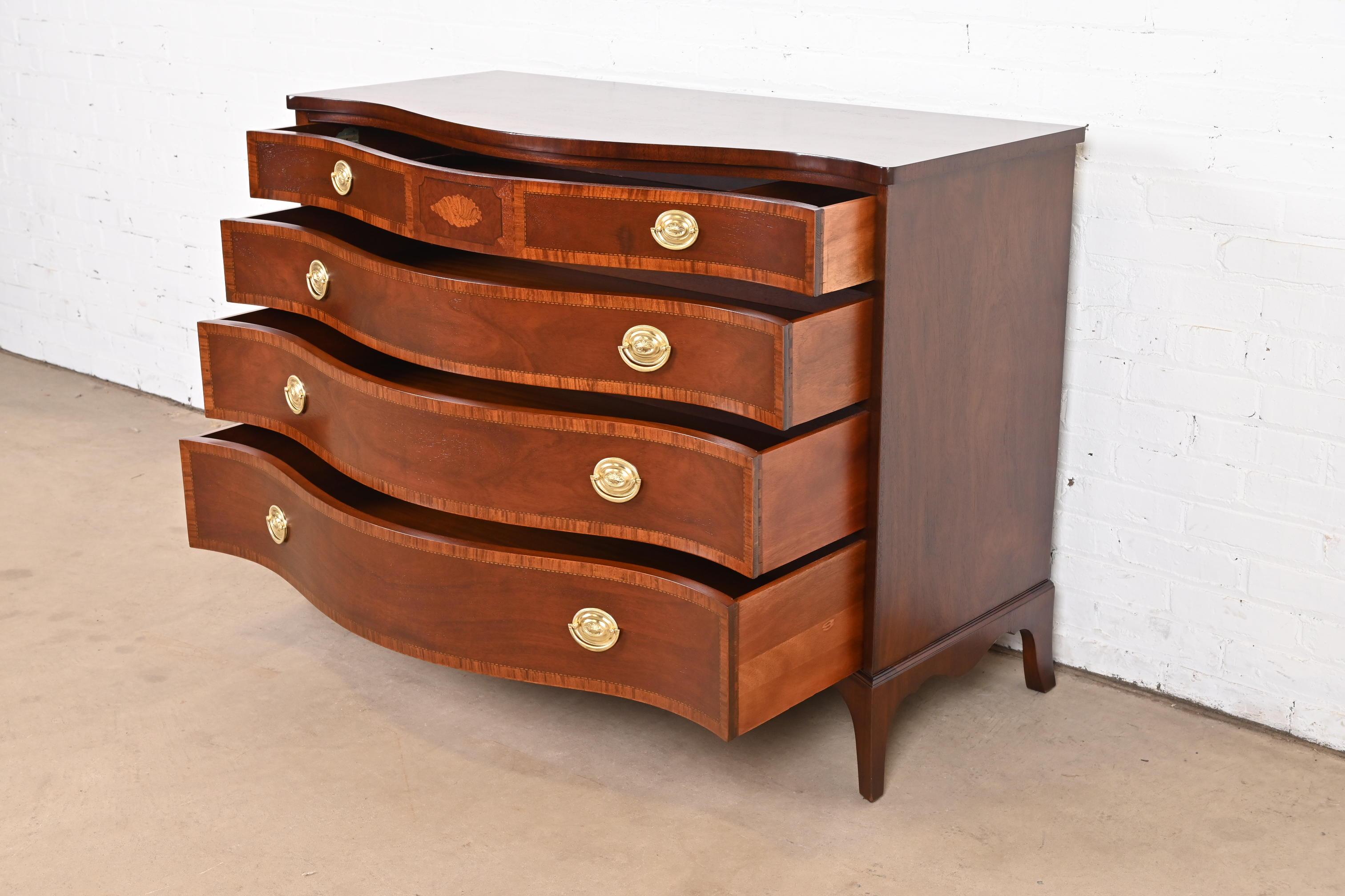 Cassettiera a serpentina in mogano georgiano Fancher Furniture, rifinita in vendita 2