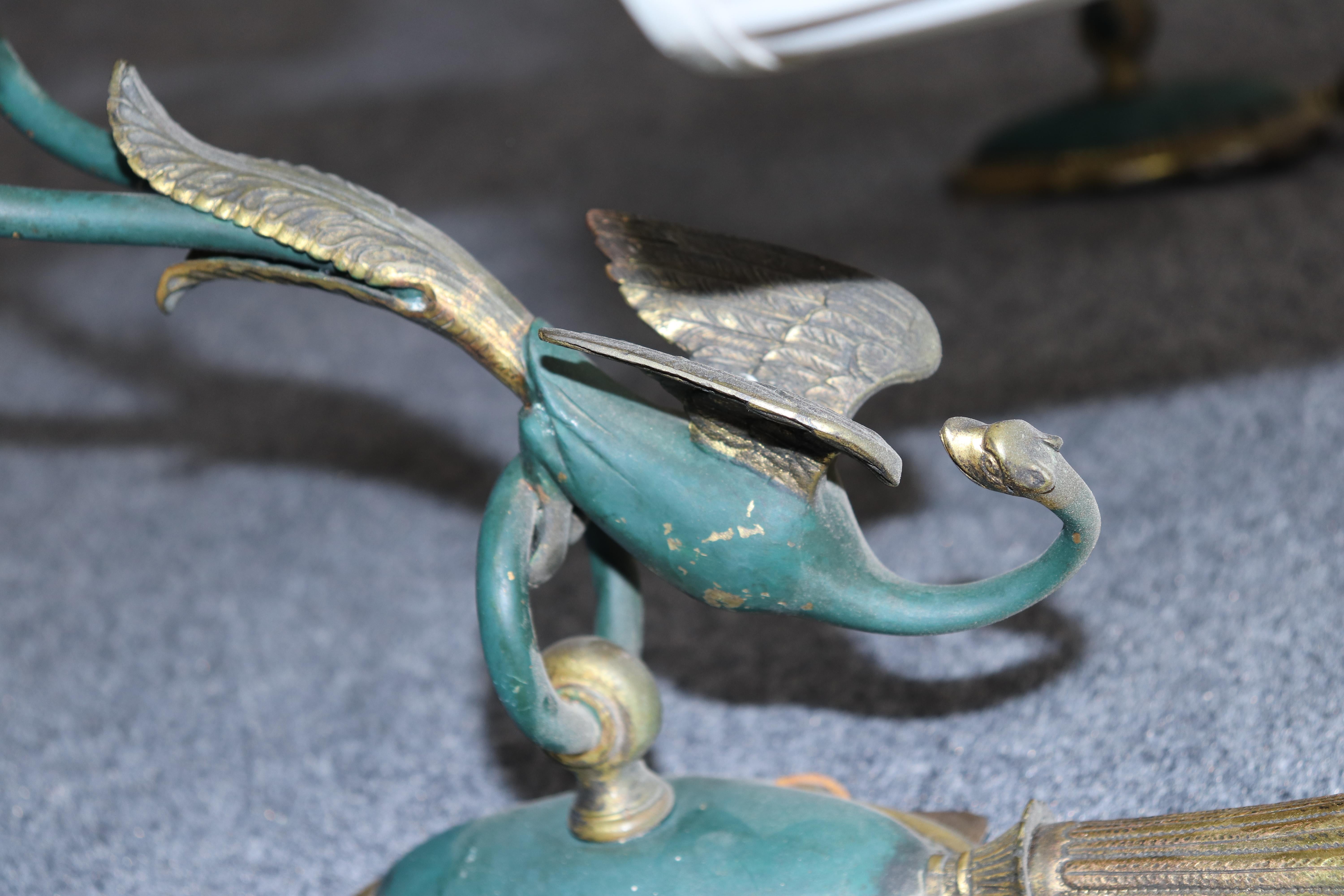 Este es un impresionante par de apliques de estilo Regencia francés. Los apliques tienen dragones míticos o pájaros con cara de dragón. No estoy seguro de si son dragones o pájaros. Las caras parecen definitivamente las de un dragón, pero los
