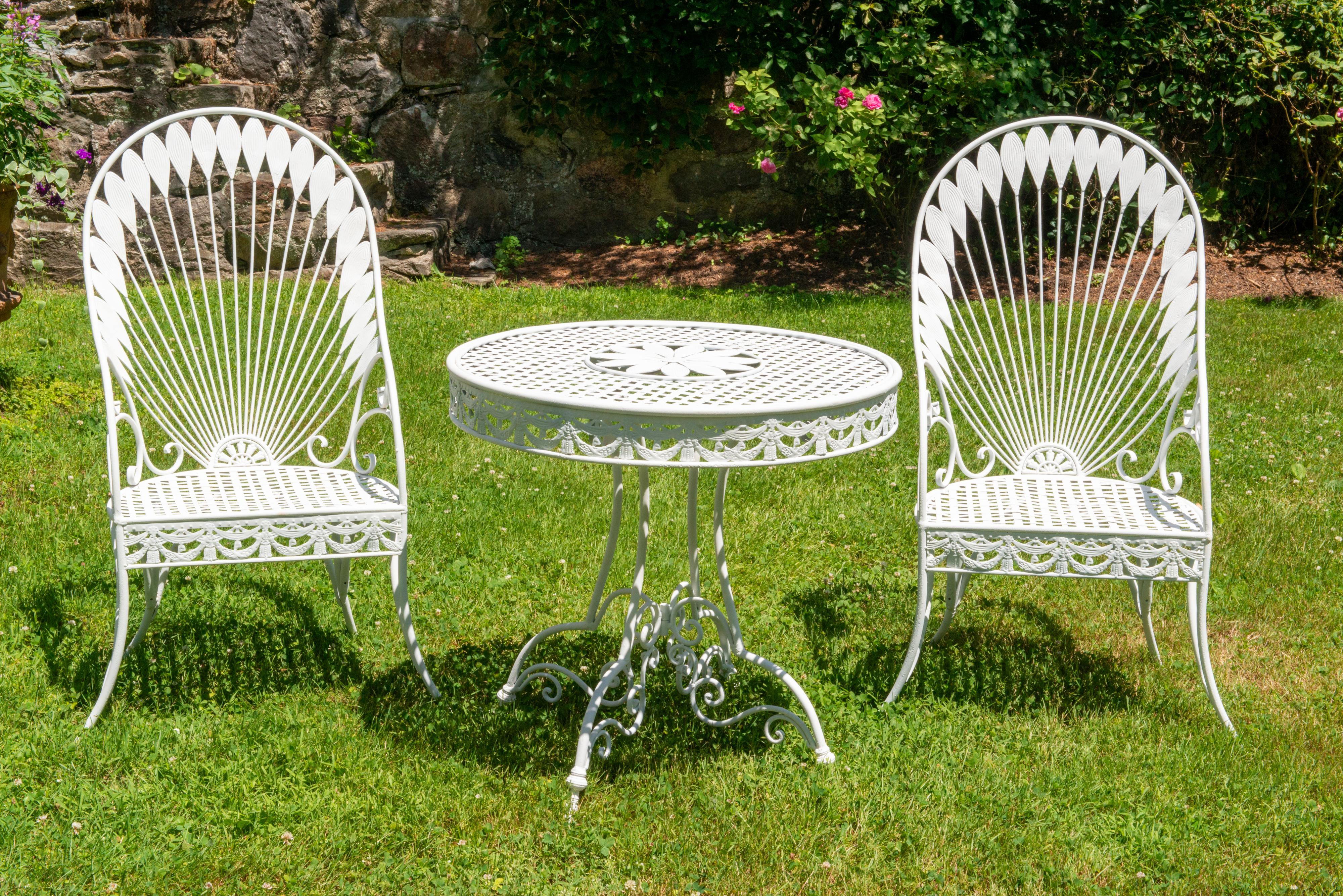 Fantástico conjunto de mesa y silla de hierro de los años 60 Hollywood Regency Regencia de Hollywood en venta