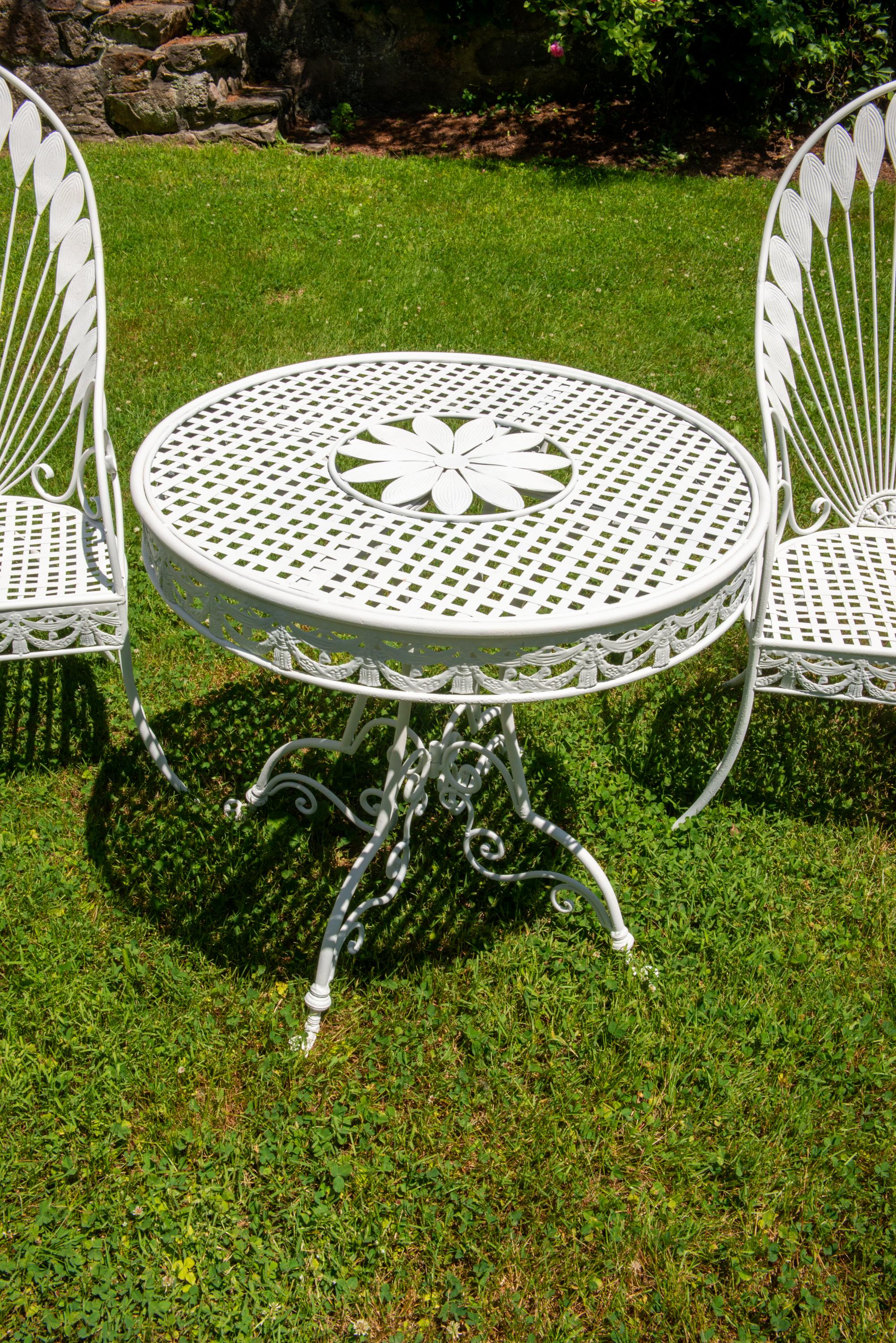 Fantástico conjunto de mesa y silla de hierro de los años 60 Hollywood Regency Estadounidense en venta