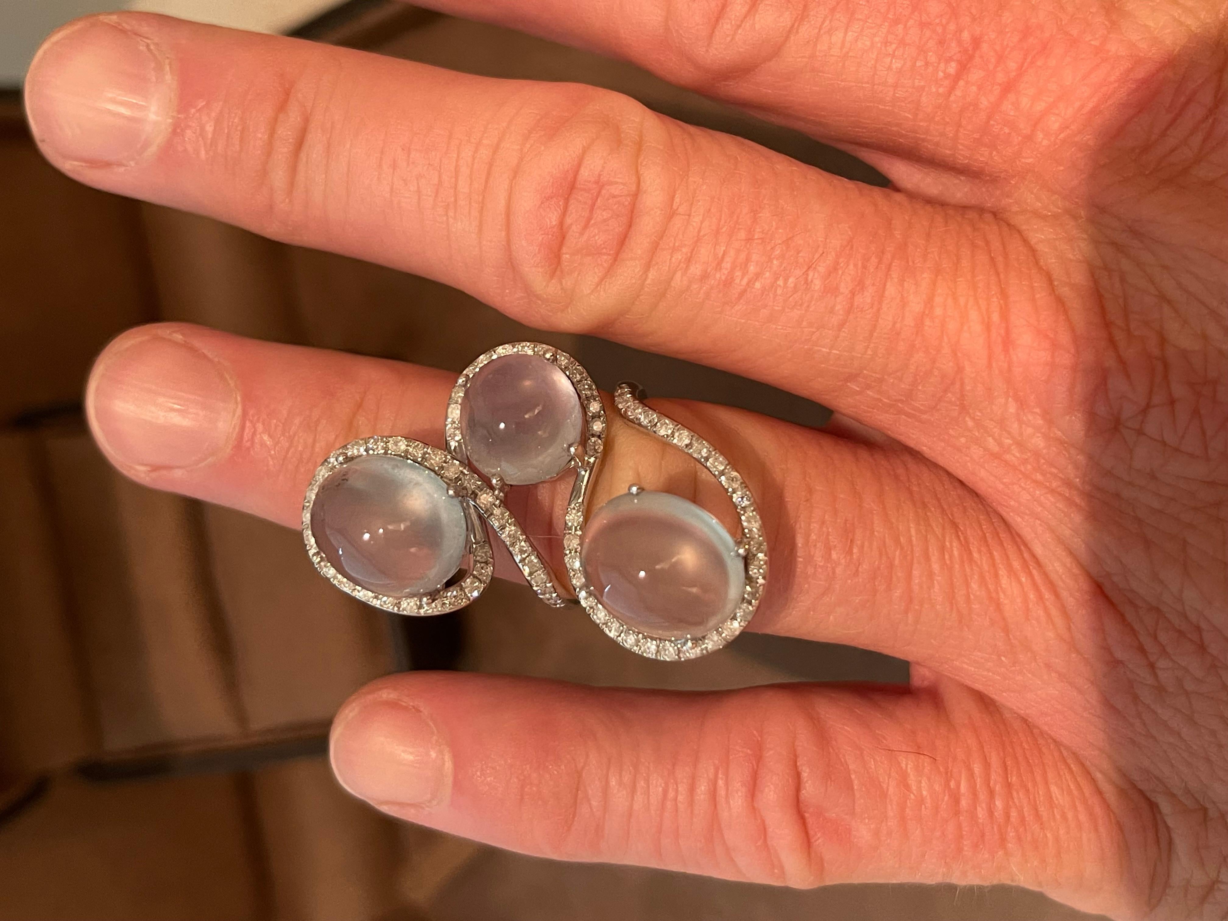 Fancy 18 K white Gold Ring with Prehnite Cabochons and Diamonds In Excellent Condition For Sale In Zurich, Zollstrasse
