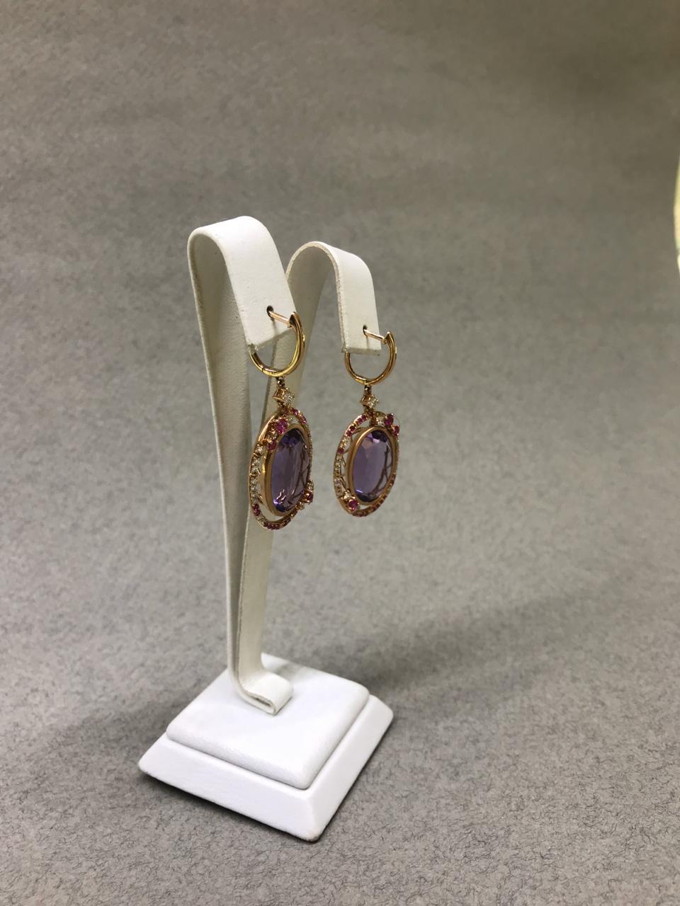 18 K Gold Ohrringe mit ausgefallenem 20 Karat lila Amethyst, weißem Diamant und rosa Saphir im Angebot 1