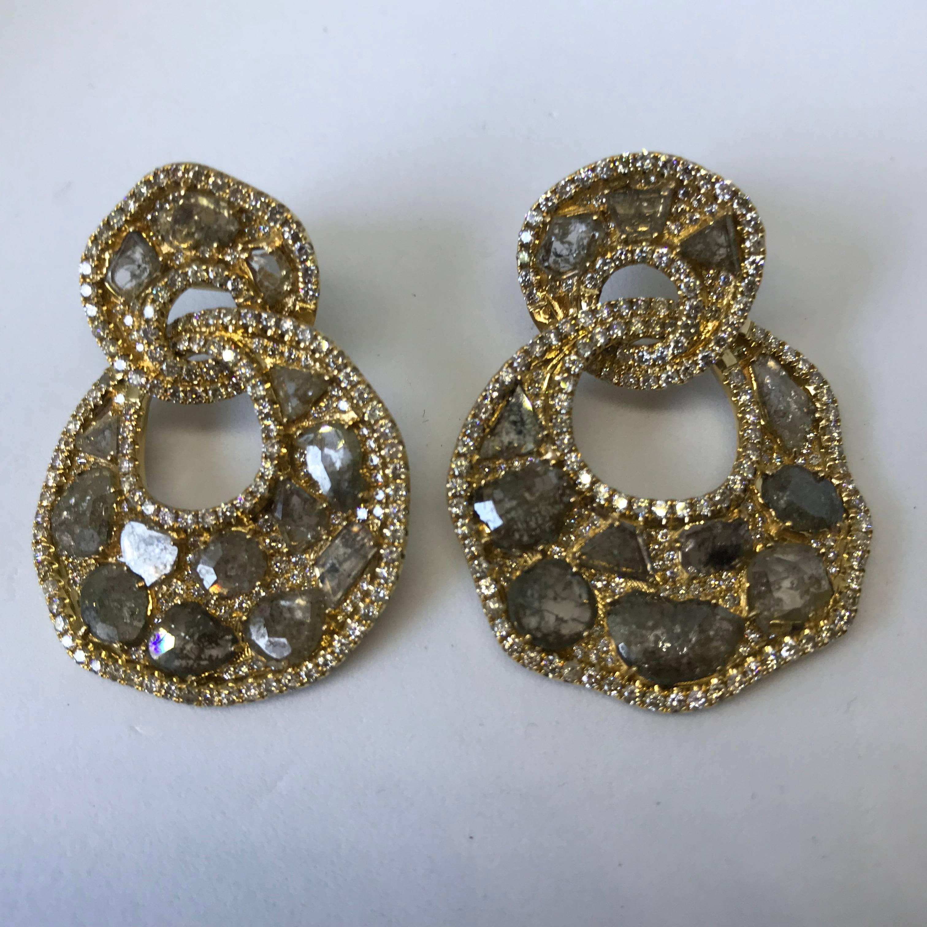 Modern 26 Flat Diamond 4.40 Cts, 398 White diam 18k Yellow Gold 23.21 Grams Earring For Sale