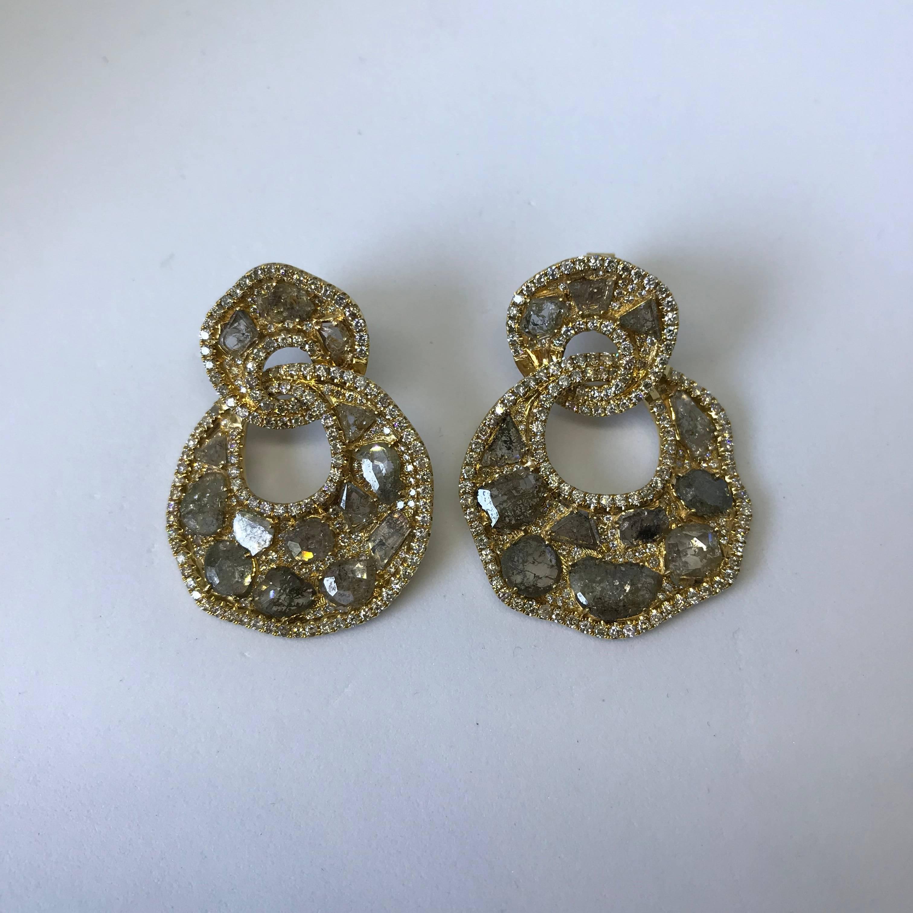 26 Flat Diamond 4.40 Cts, 398 White diam 18k Yellow Gold 23.21 Grams Earring In New Condition For Sale In New York, NY