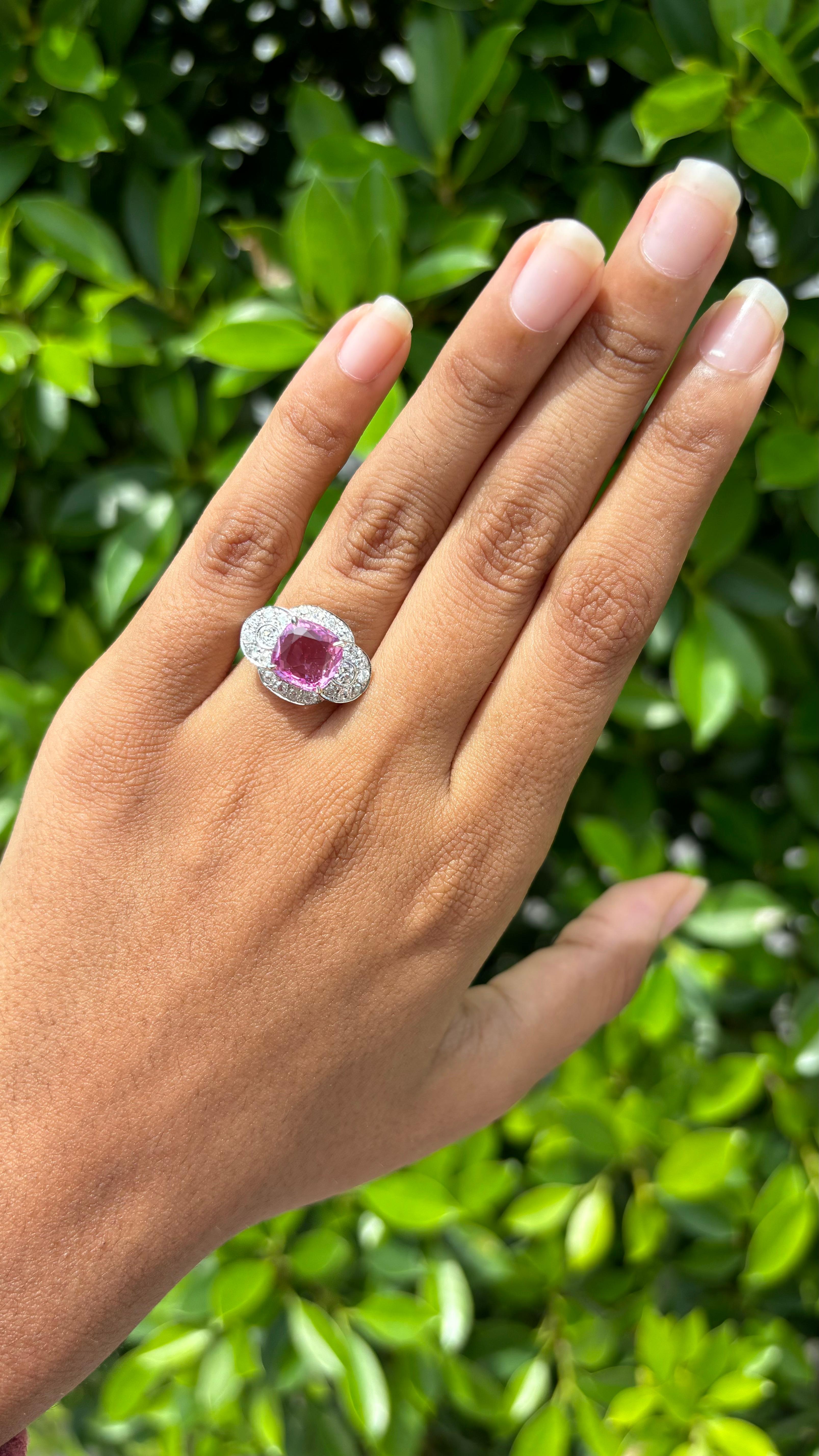 Anillo de oro blanco de 14 quilates con zafiro rosa de fantasía de 2,76 ct y diamantes finos tachonados en Nuevo Estado en Bangkok, TH