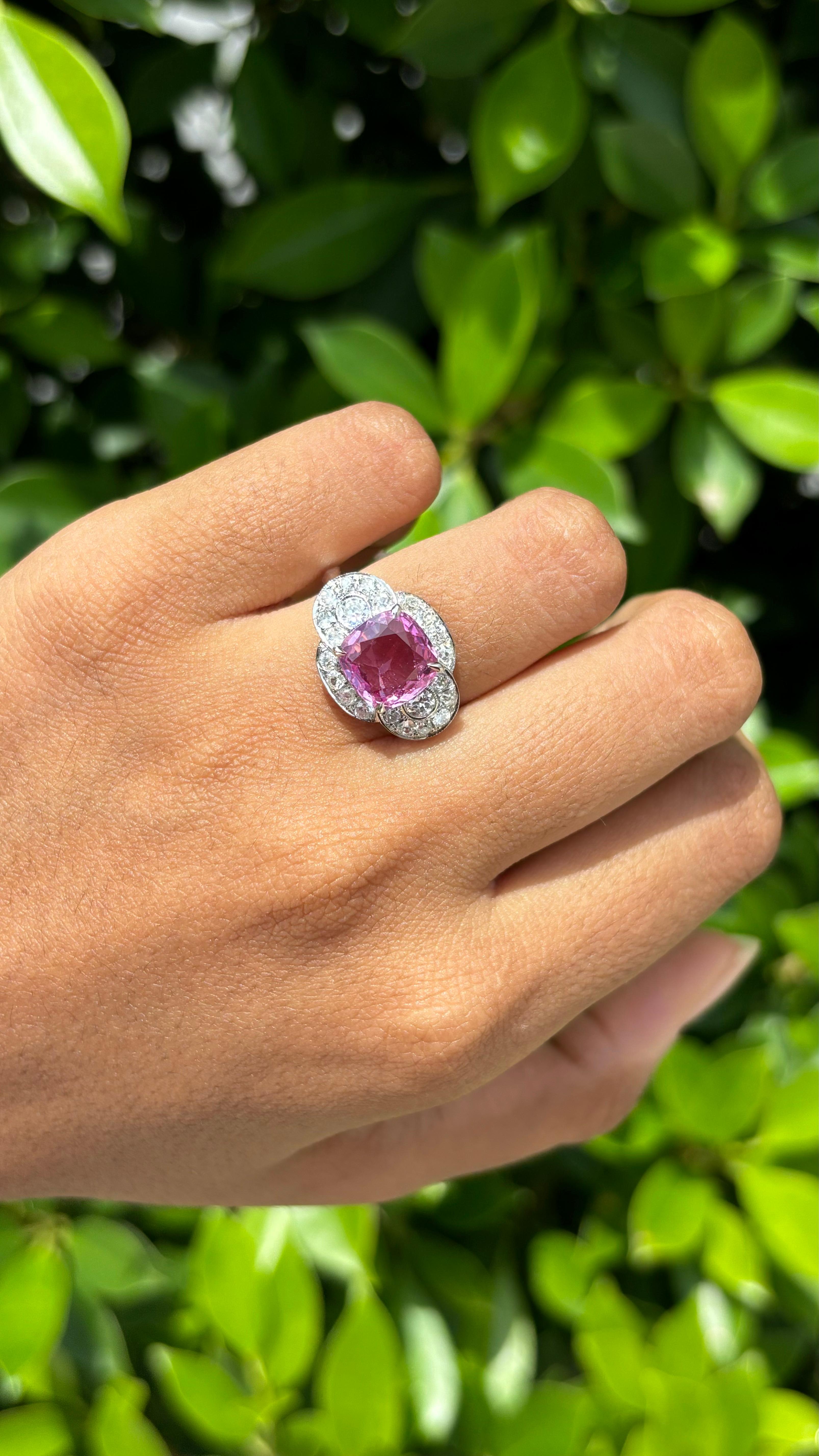 Anillo de oro blanco de 14 quilates con zafiro rosa de fantasía de 2,76 ct y diamantes finos tachonados 1