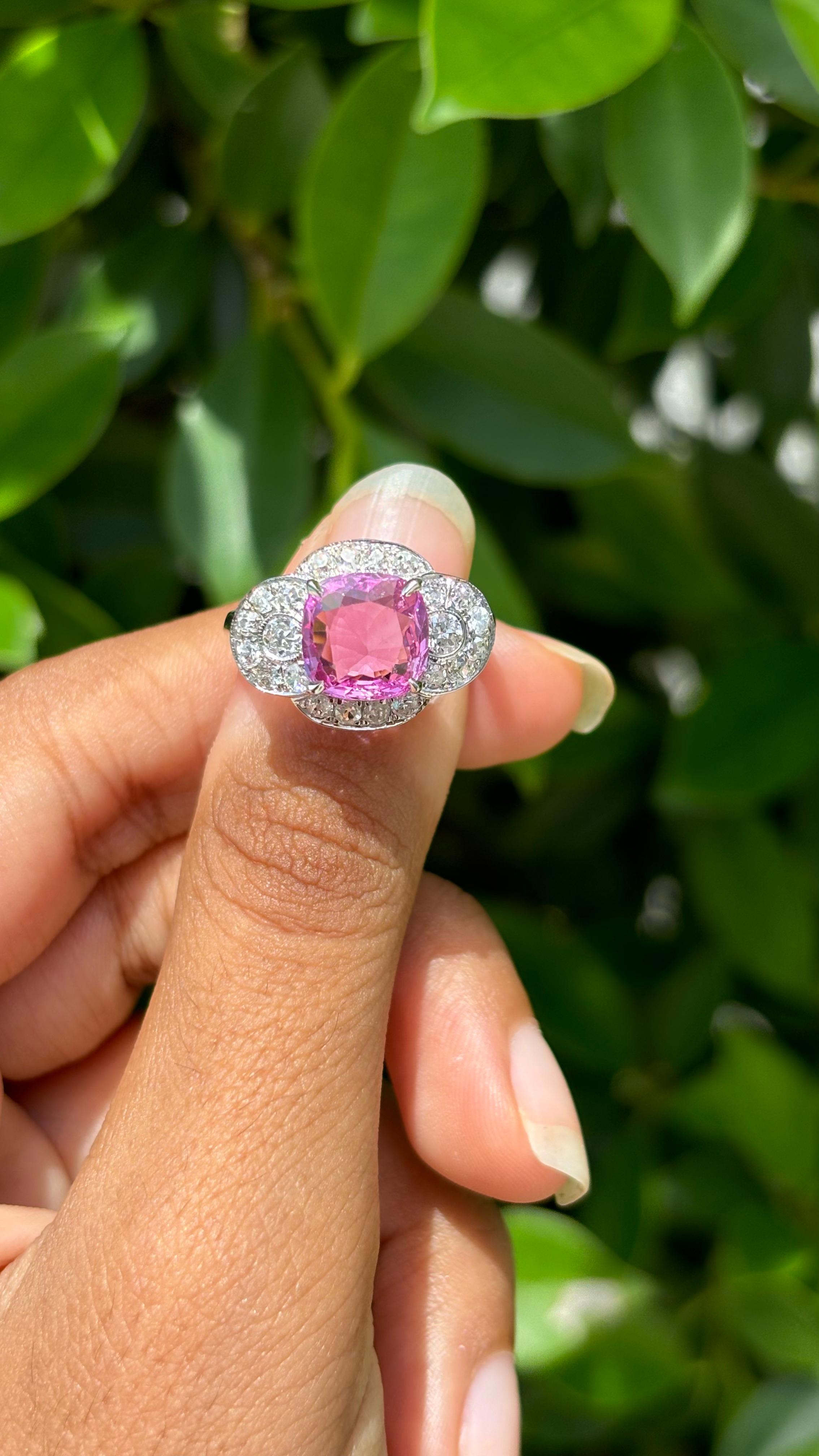 Anillo de oro blanco de 14 quilates con zafiro rosa de fantasía de 2,76 ct y diamantes finos tachonados 2