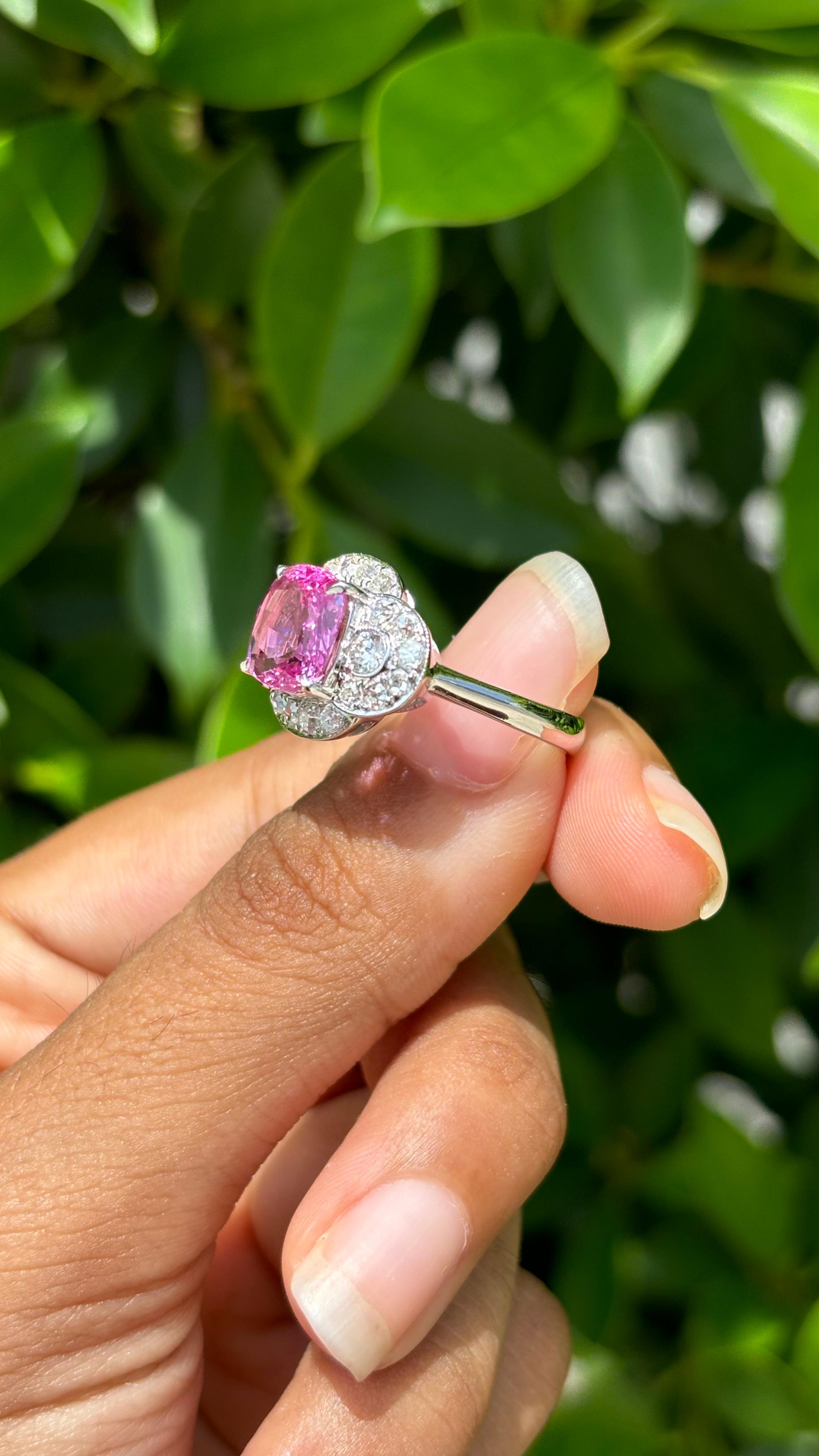 Anillo de oro blanco de 14 quilates con zafiro rosa de fantasía de 2,76 ct y diamantes finos tachonados Victoriano