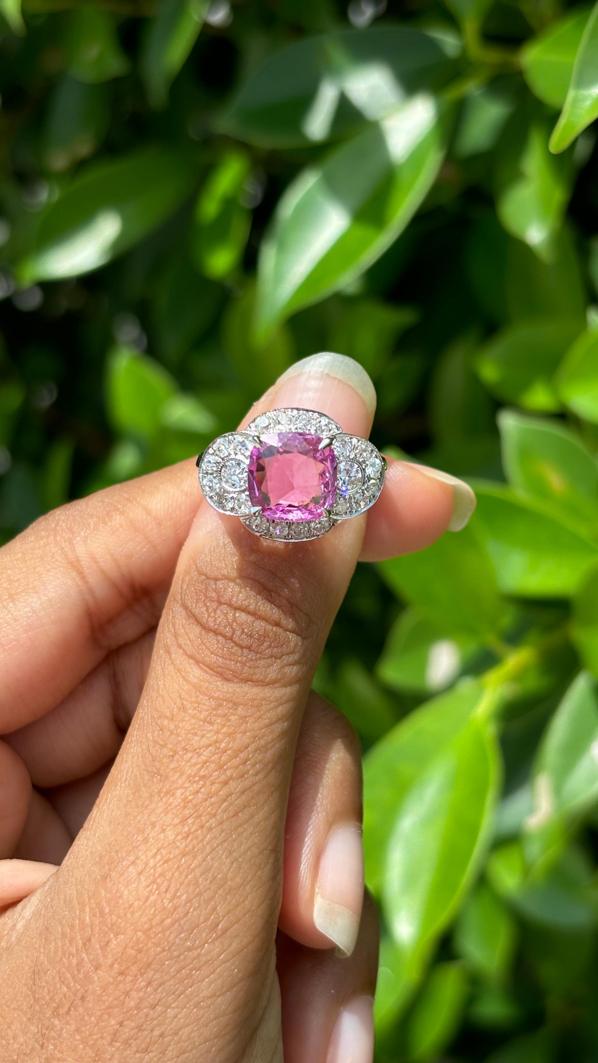 Presentamos un extraordinario anillo de declaraci�ón meticulosamente elaborado a mano para evocar una cautivadora estética antigua. Esta extraordinaria pieza exhibe un Zafiro Rosa de 2.76 quilates, originario de Madagascar, que sólo ha sido sometido
