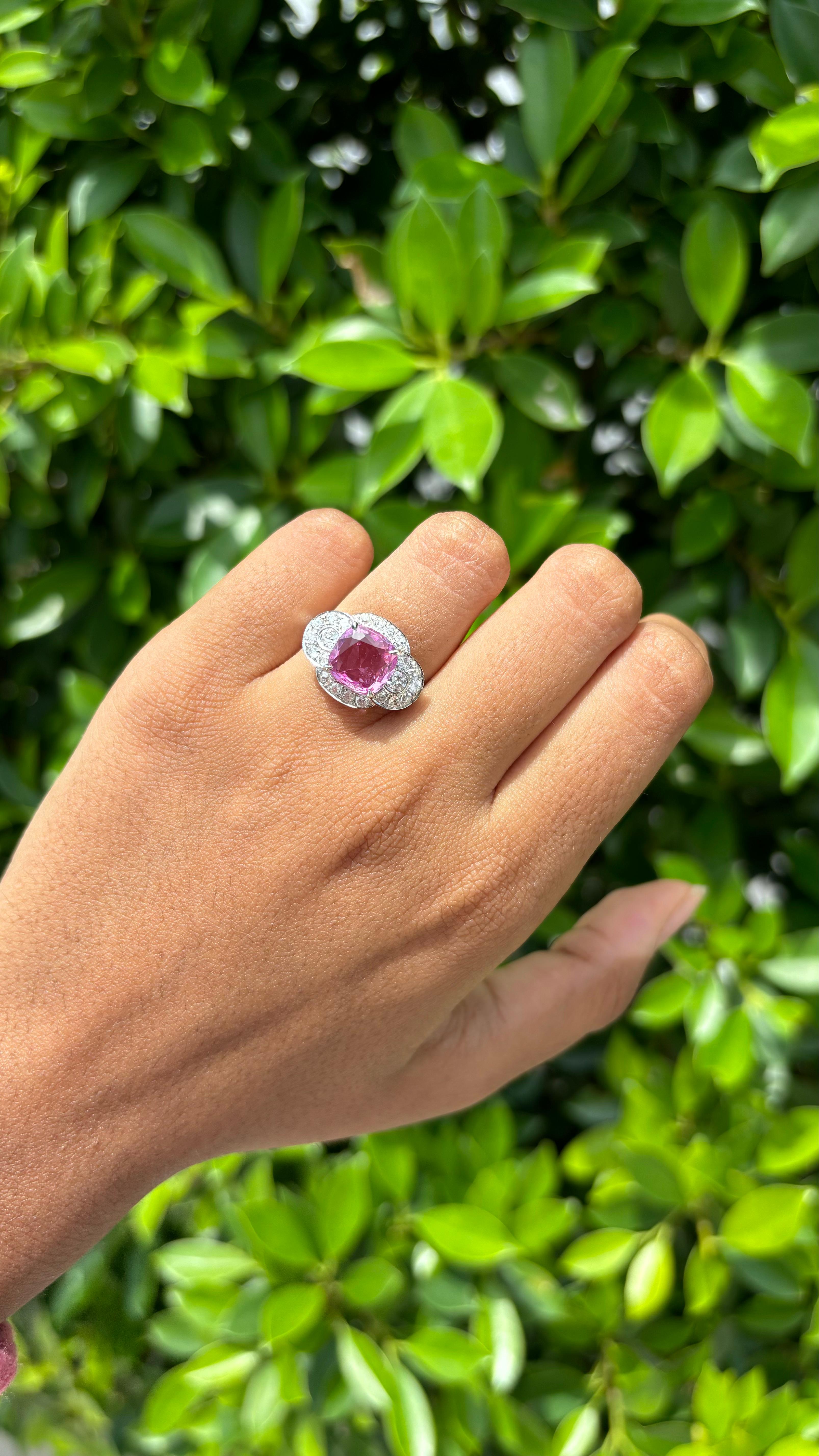 Anillo de oro blanco de 14 quilates con zafiro rosa de fantasía de 2,76 ct y diamantes finos tachonados Corte cojín