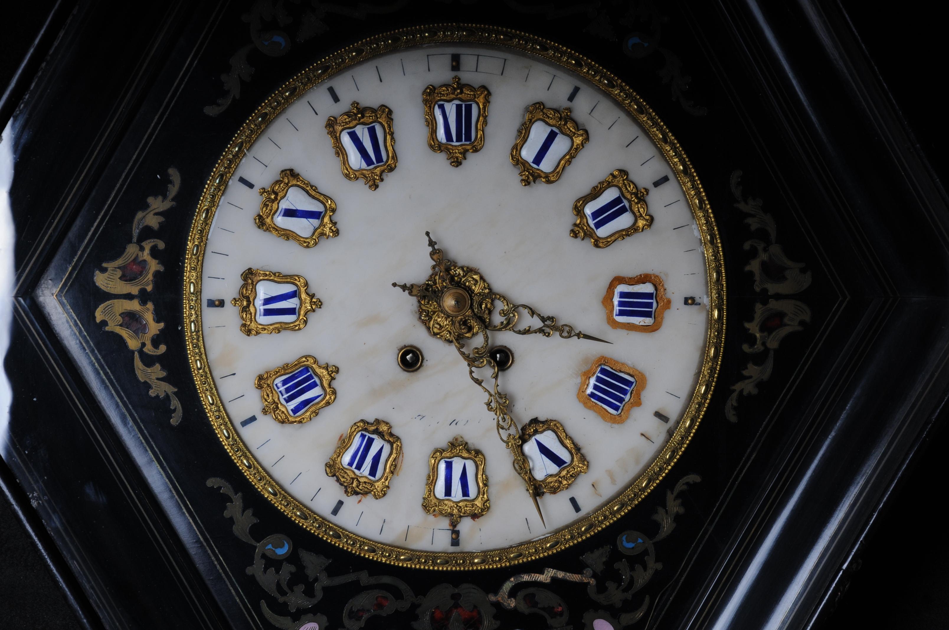 Français Horloge murale ancienne de style fantaisie, vers 1850 en vente