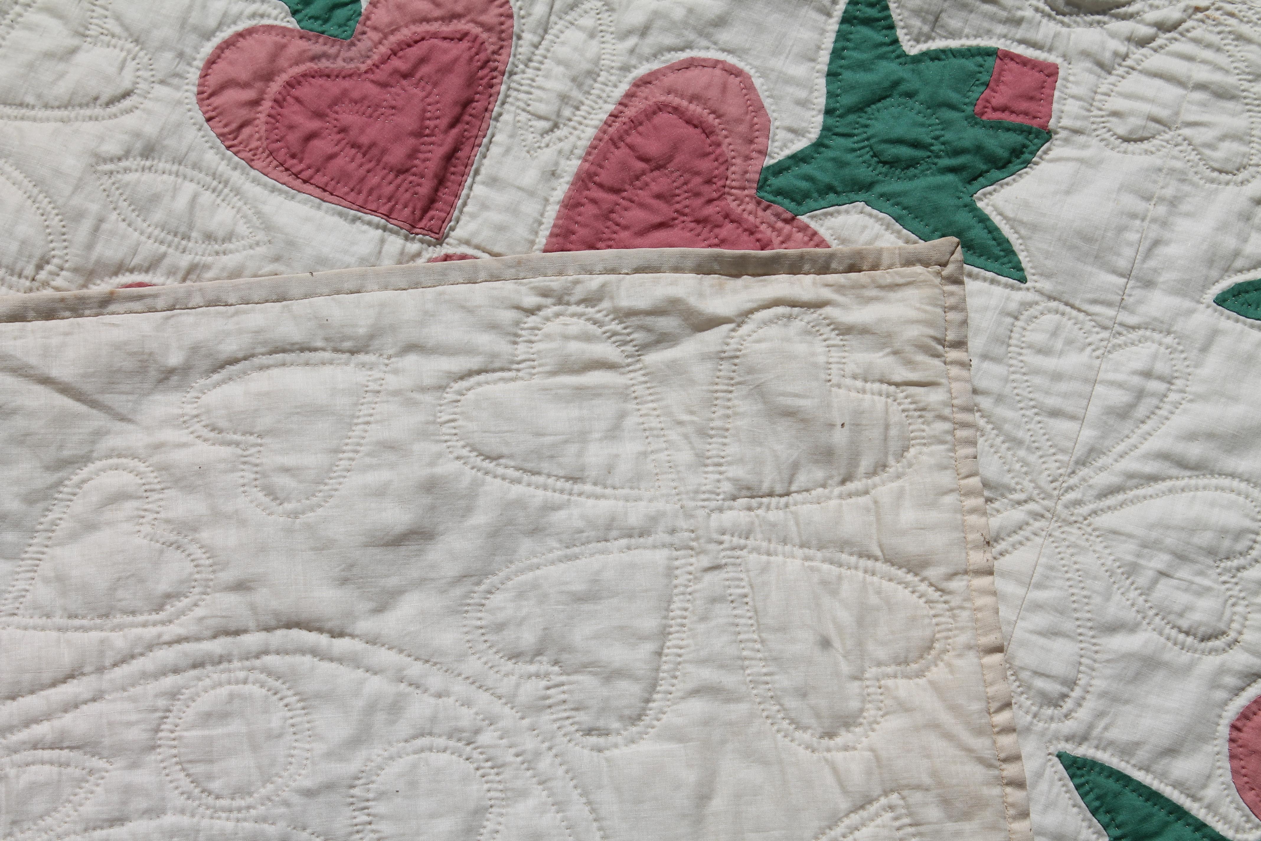 Quilt „Appliqu Hearts“ mit ausgefallenen Appliqu-Herzen (Appliqué) im Angebot