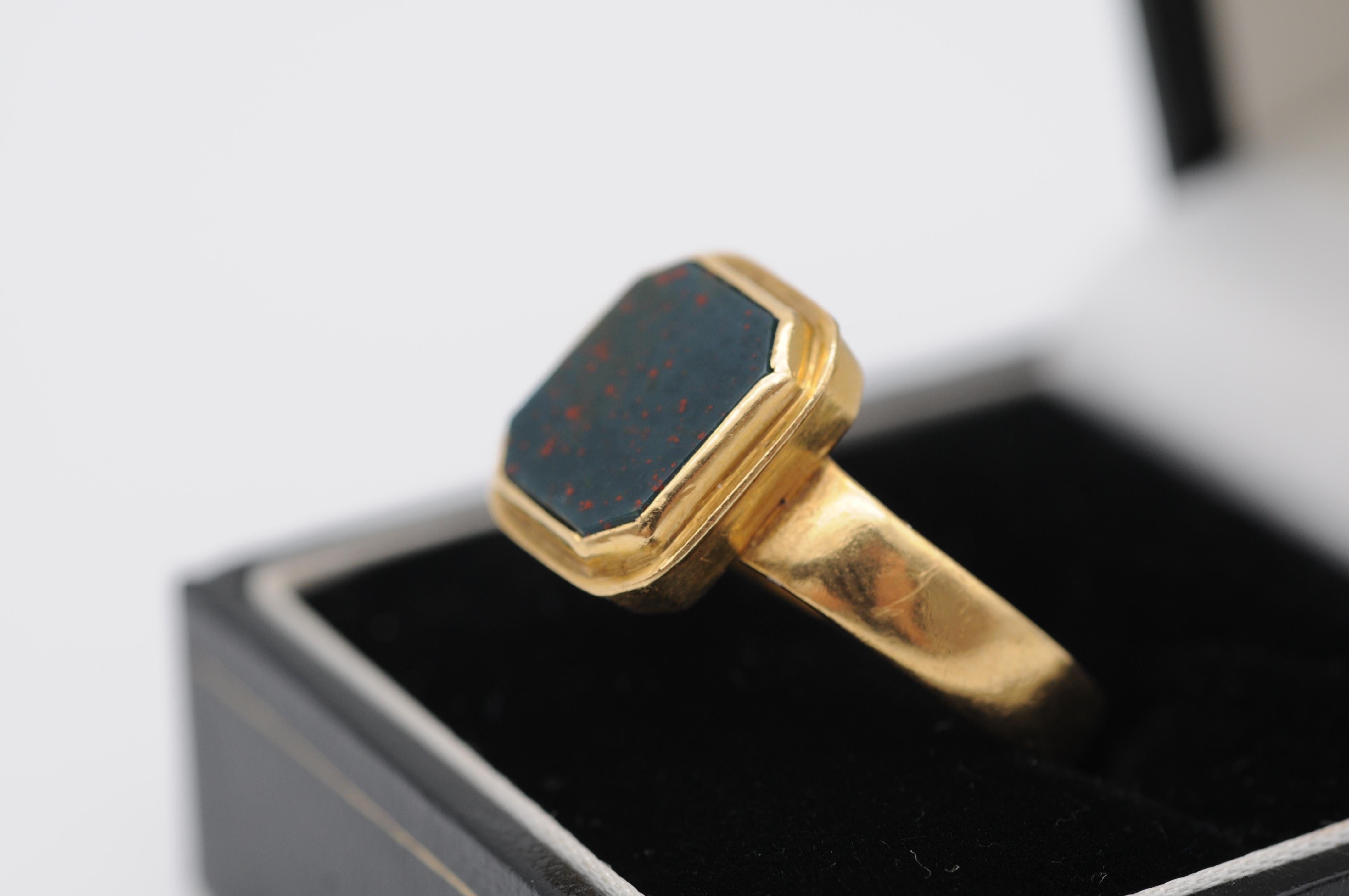 Fancy Australian Black Opal Ring 18K Yellow Gold In Good Condition In Berlin, BE