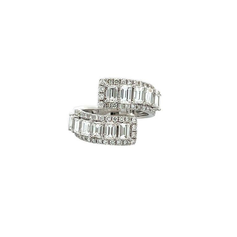 Werfen Sie einen Blick auf diesen atemberaubenden Diamantring mit seinem faszinierenden Baguetteschliff. Dieser Ring zieht mit seiner Reihe von Baguette-Diamanten am oberen und unteren Ende alle Blicke auf sich und strahlt Eleganz, Schönheit und