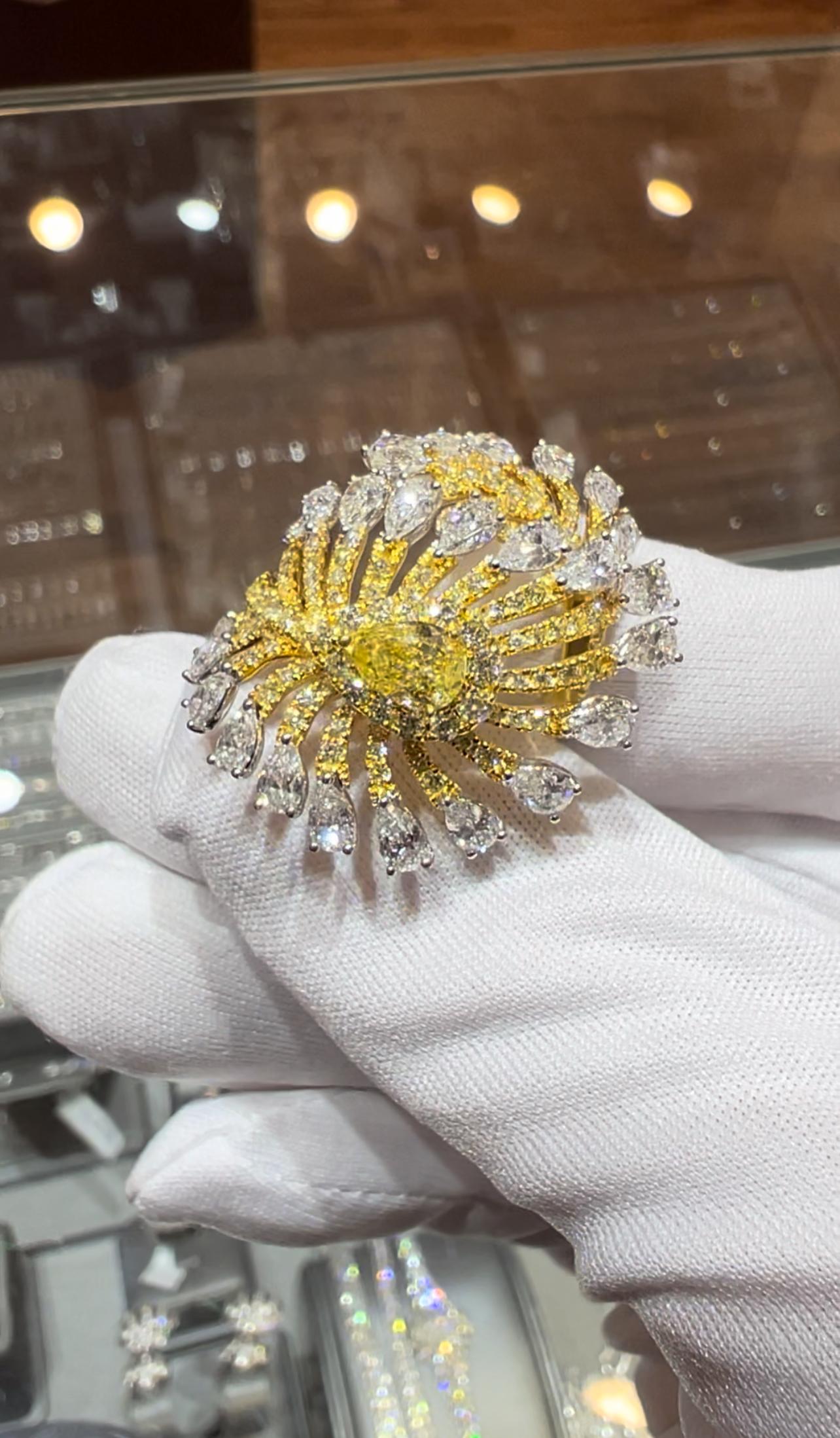 Bague fantaisie à plumes en diamants jaunes et blancs de 5,70 carats en vente 5