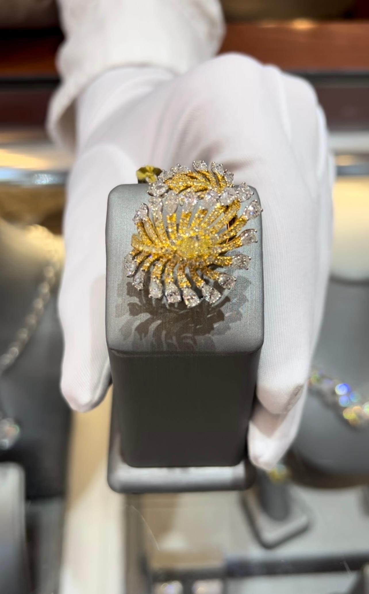 Bague fantaisie à plumes en diamants jaunes et blancs de 5,70 carats en vente 7