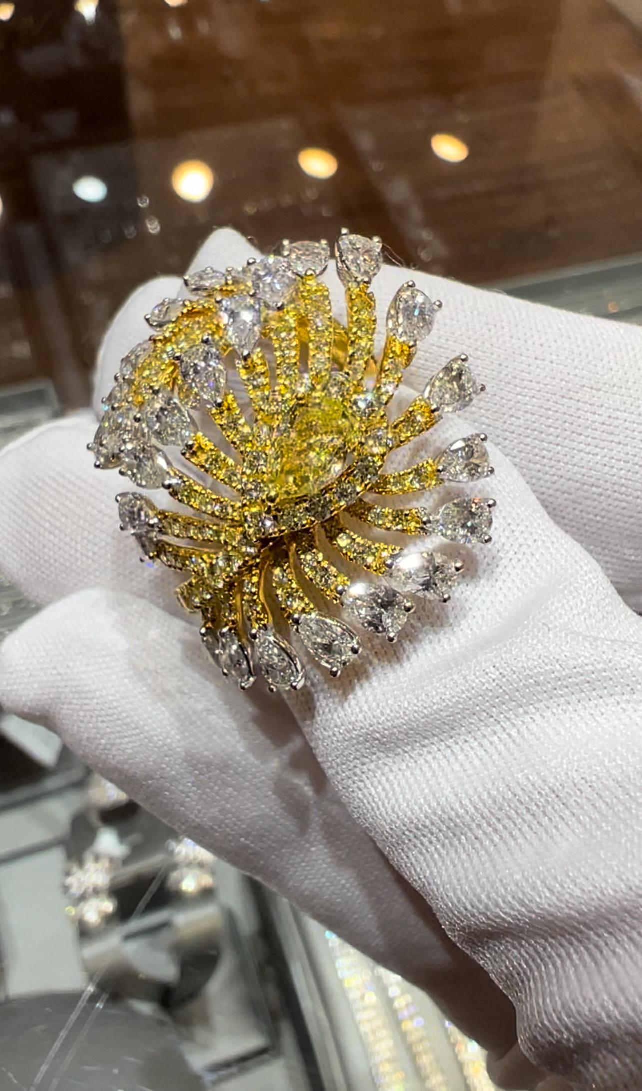 Bague fantaisie à plumes en diamants jaunes et blancs de 5,70 carats en vente 8