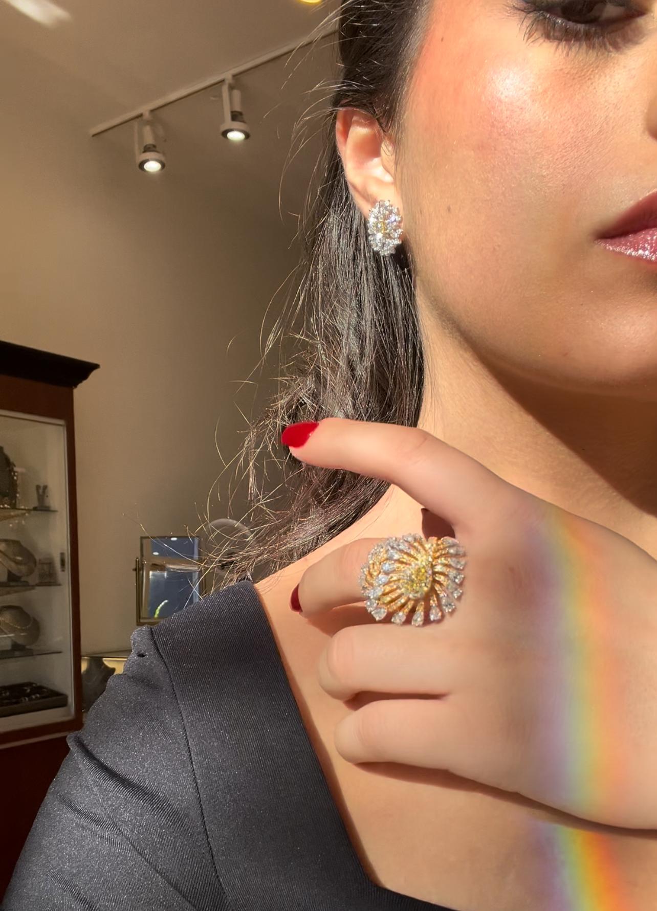 Artiste Bague fantaisie à plumes en diamants jaunes et blancs de 5,70 carats en vente