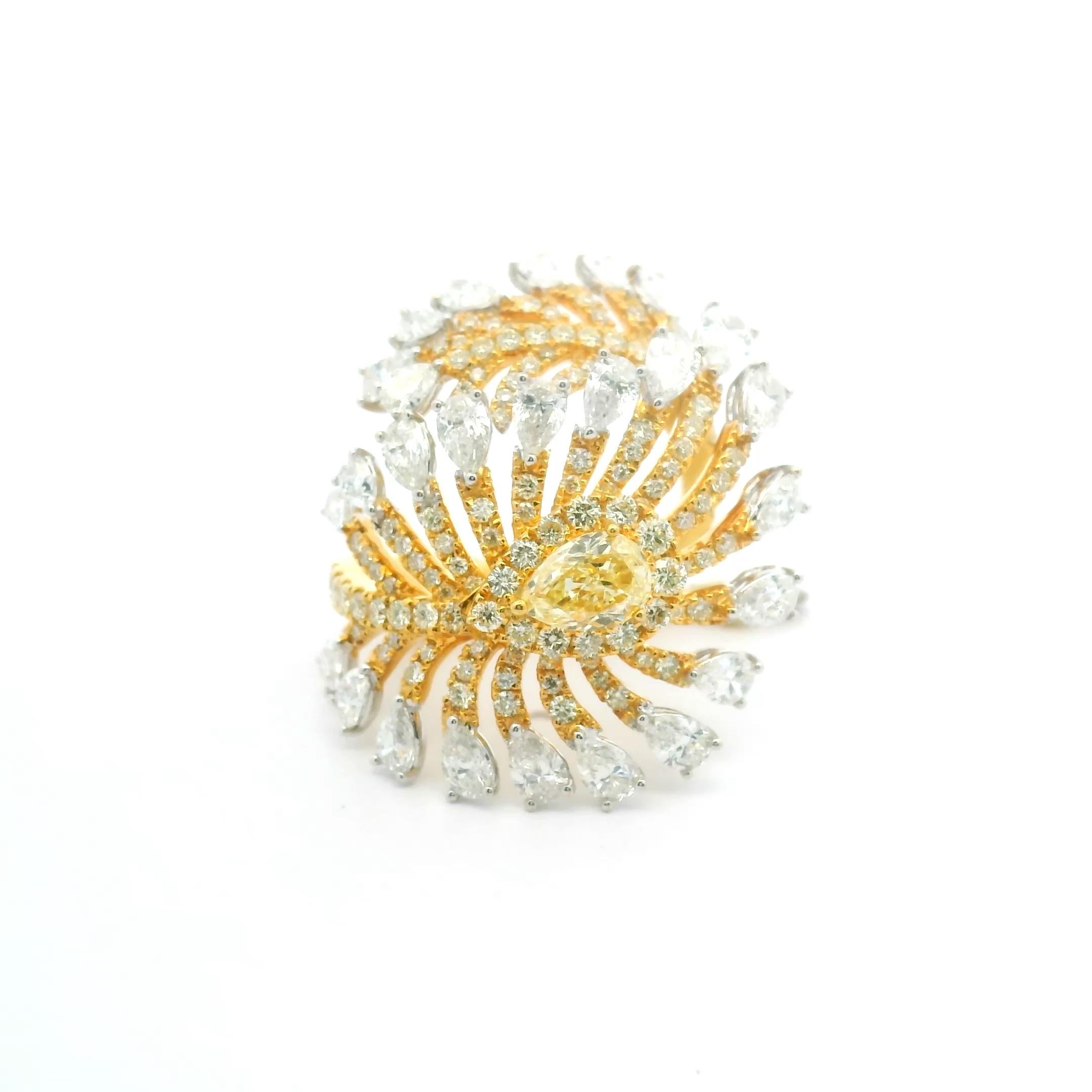Taille poire Bague fantaisie à plumes en diamants jaunes et blancs de 5,70 carats en vente
