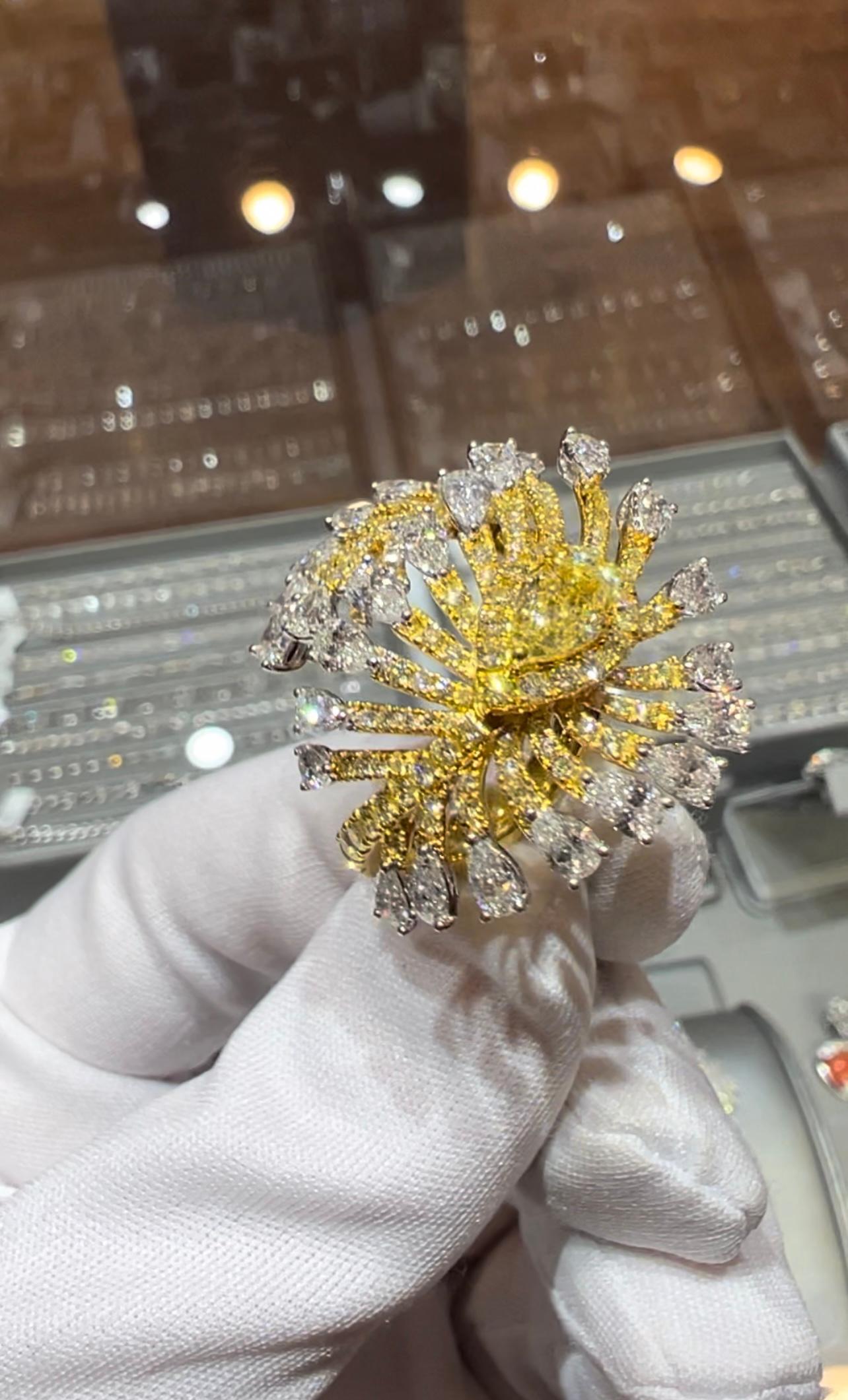 Bague fantaisie à plumes en diamants jaunes et blancs de 5,70 carats Neuf - En vente à Great Neck, NY