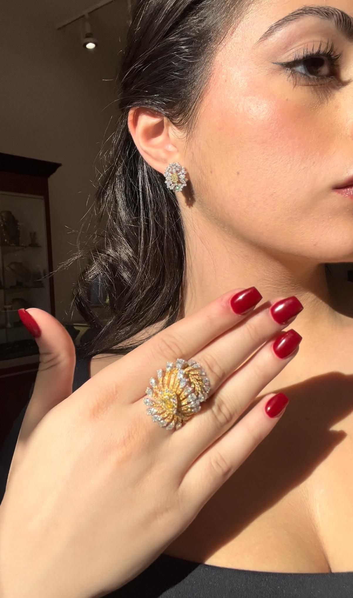 Bague fantaisie à plumes en diamants jaunes et blancs de 5,70 carats Pour femmes en vente