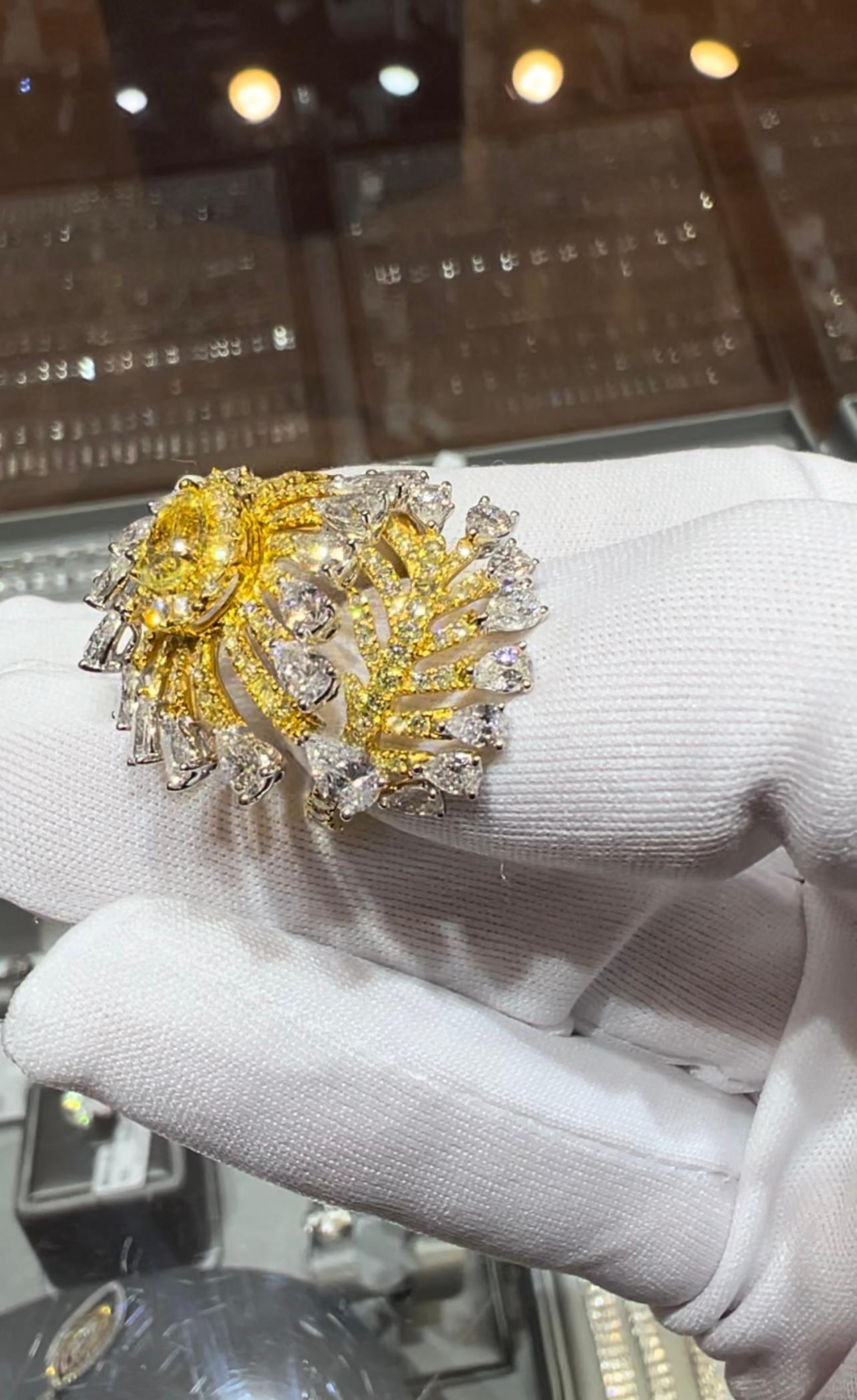 Bague fantaisie à plumes en diamants jaunes et blancs de 5,70 carats en vente 1