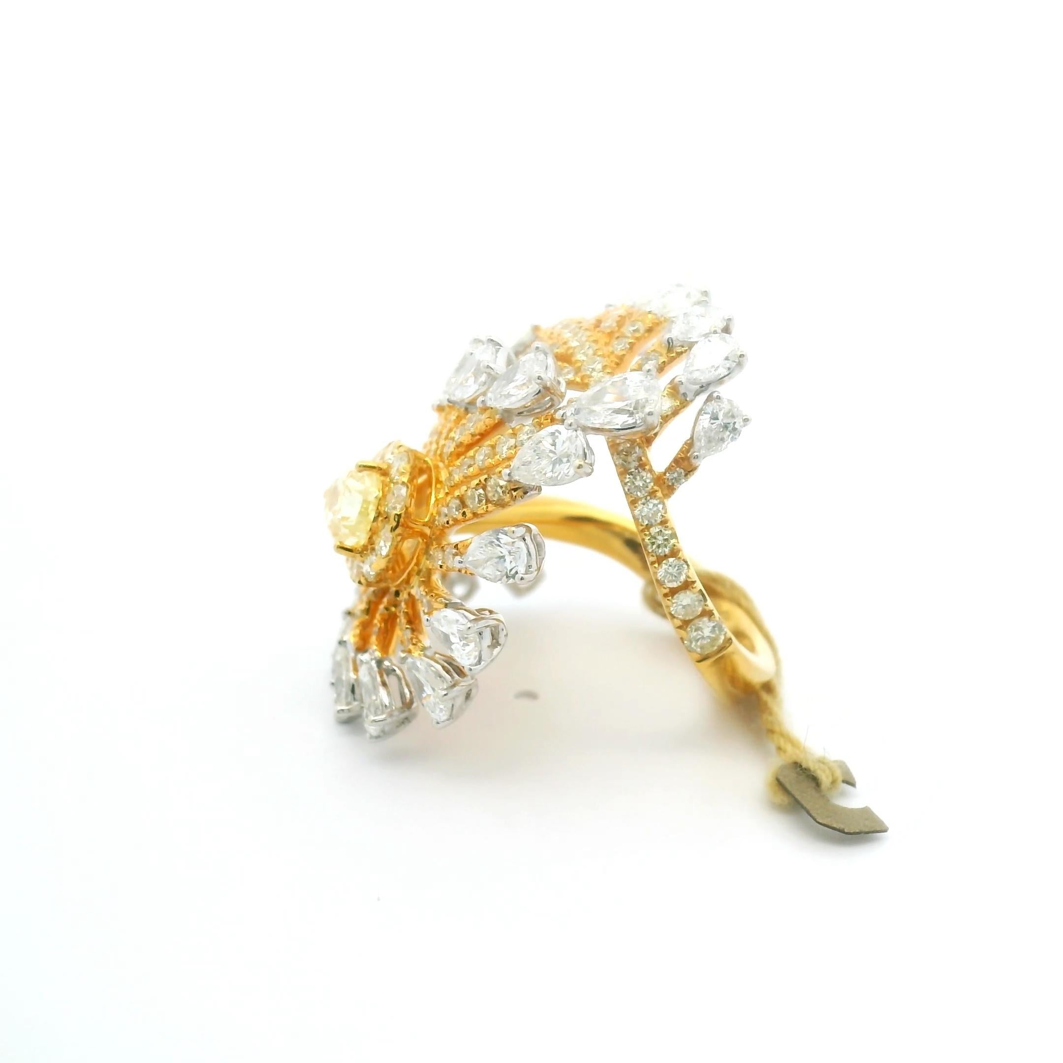 Bague fantaisie à plumes en diamants jaunes et blancs de 5,70 carats en vente 2