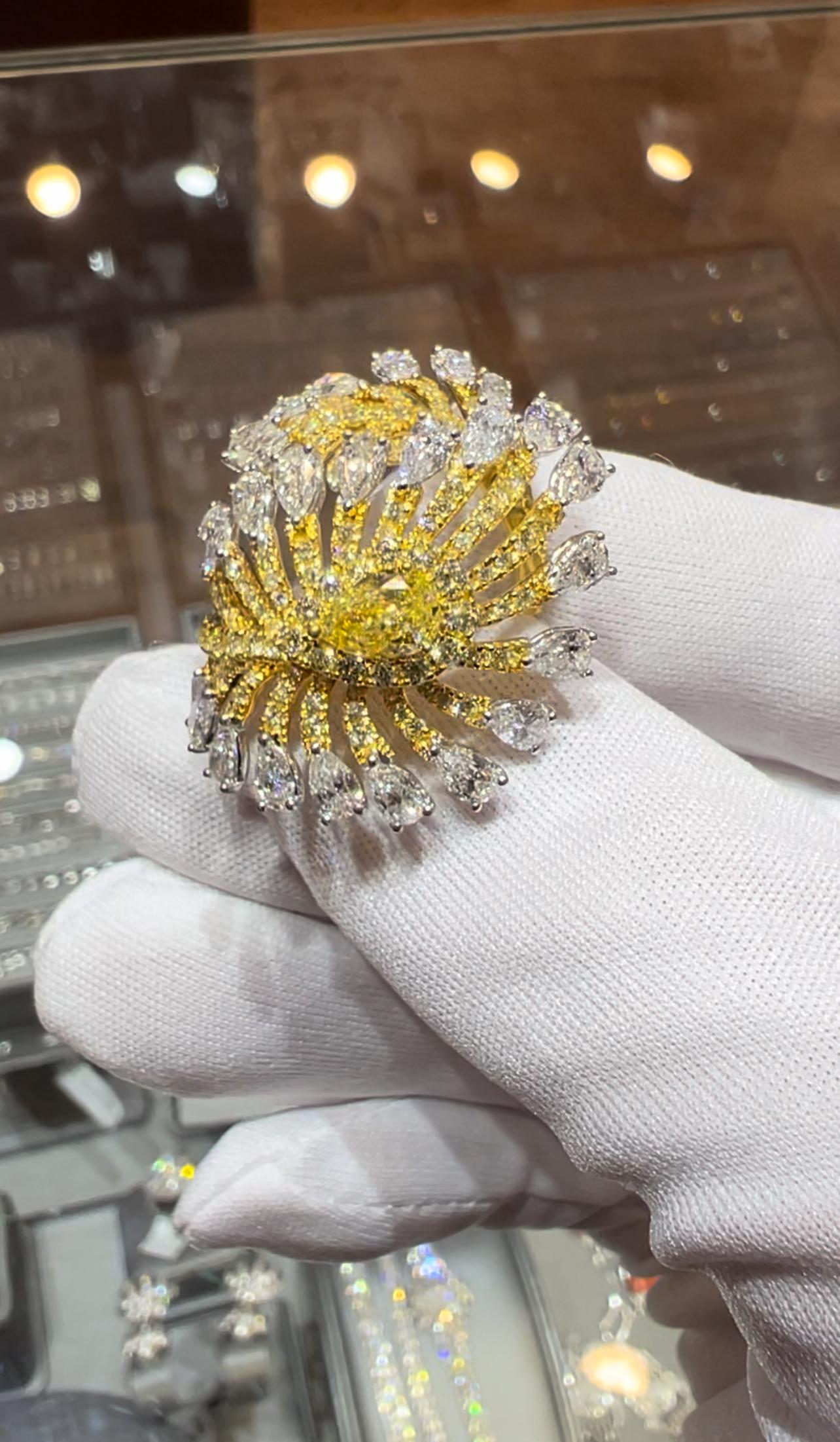 Bague fantaisie à plumes en diamants jaunes et blancs de 5,70 carats en vente 3