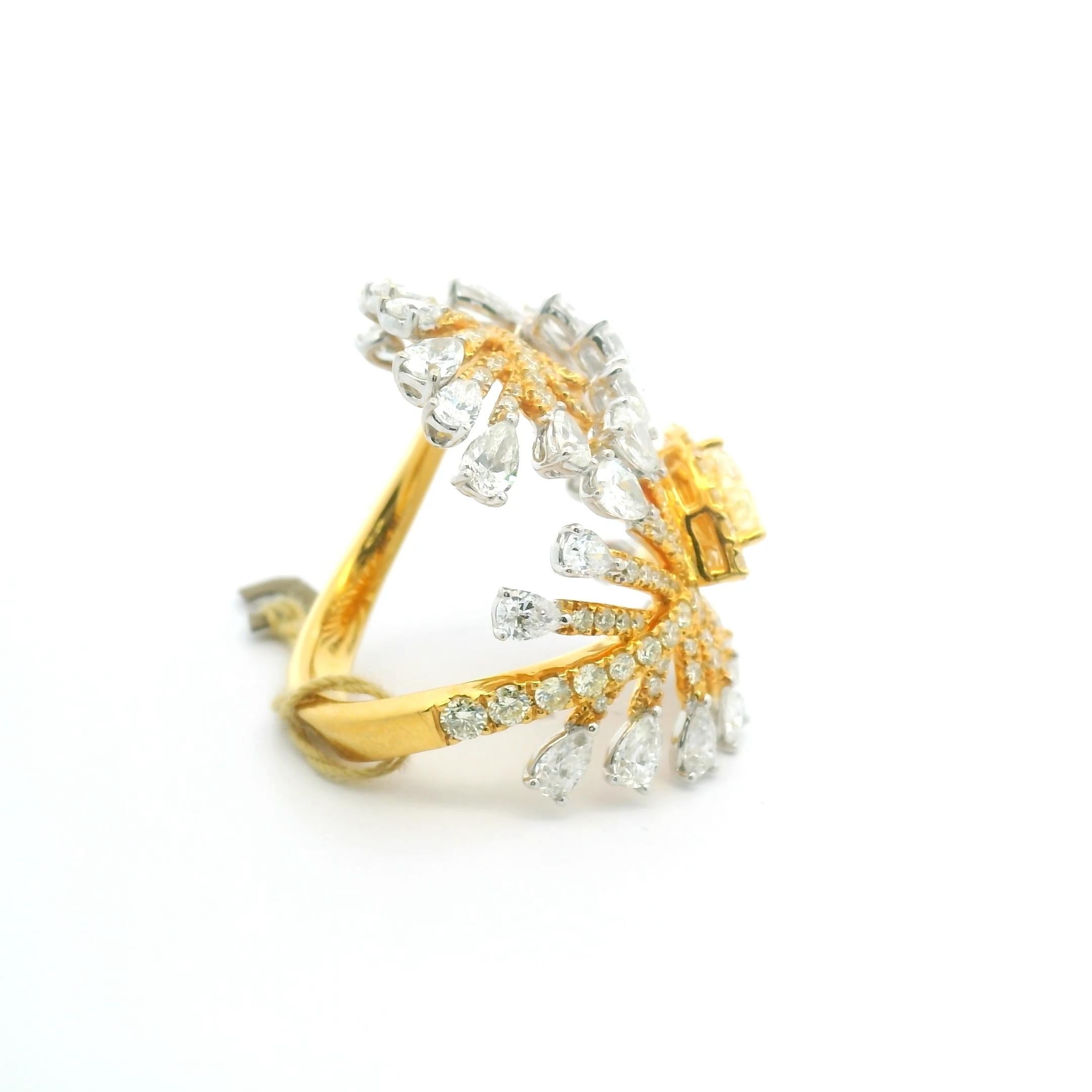 Bague fantaisie à plumes en diamants jaunes et blancs de 5,70 carats en vente 4