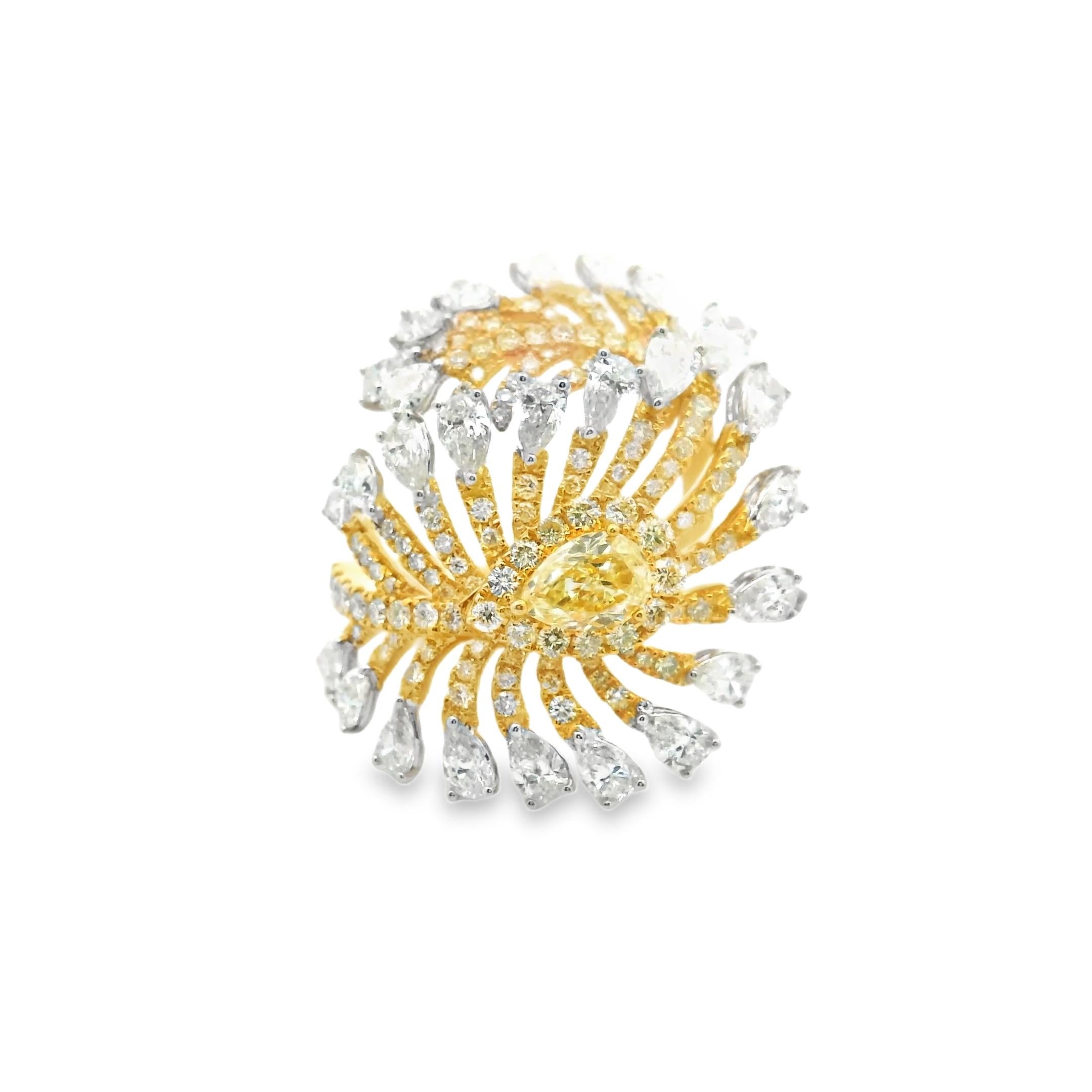 Bague en diamant jaune fantaisie de qualité supérieure, exceptionnelle et extrêmement rare. Ressemblant à une plume luxueuse, cette bague est entièrement fabriquée à la main ! Bague en or 18k (750 jaune) pesant 12,6 grammes et réalisée dans les