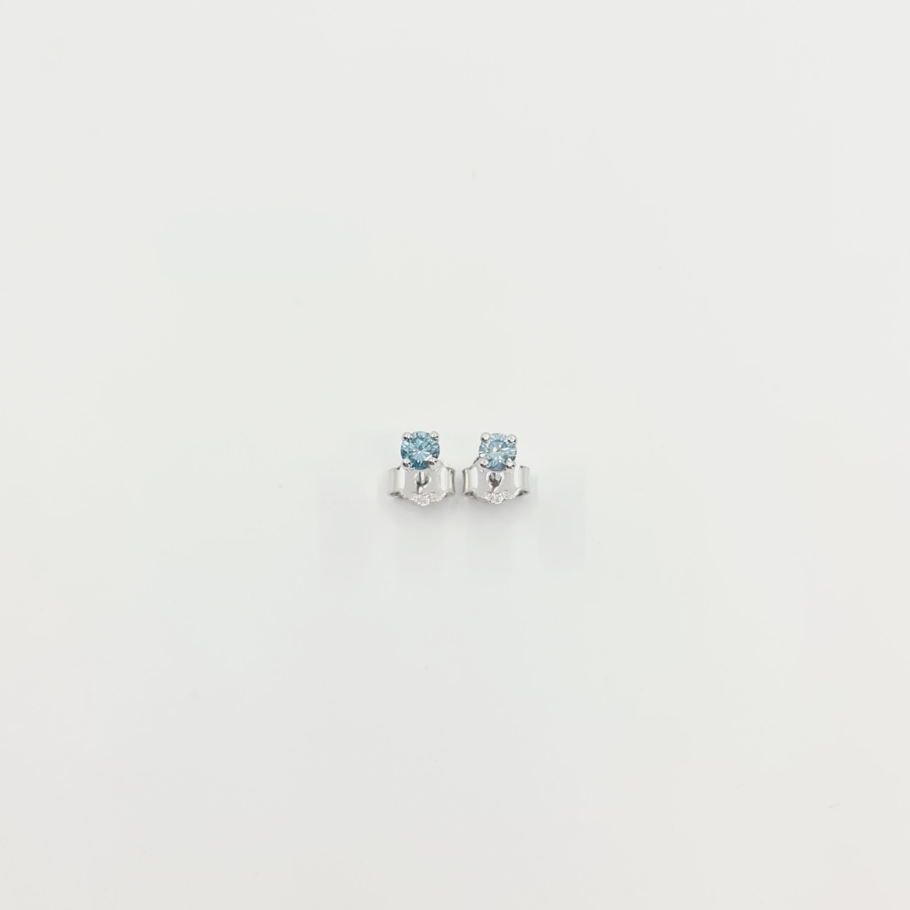 Fancy Blue Diamant Ohrringe 0.24 Ct Fancy Intense Blue/VS

Außergewöhnliche, intensiv blaue Diamantohrstecker im Brillantschliff.  
MATERIAL: 18K Weißgold 

4 C's:
Karat: 0,24ct
Farbe: Fancy Blue(behandelte Farbe)
Klarheit: VS
Schnitt: Sehr