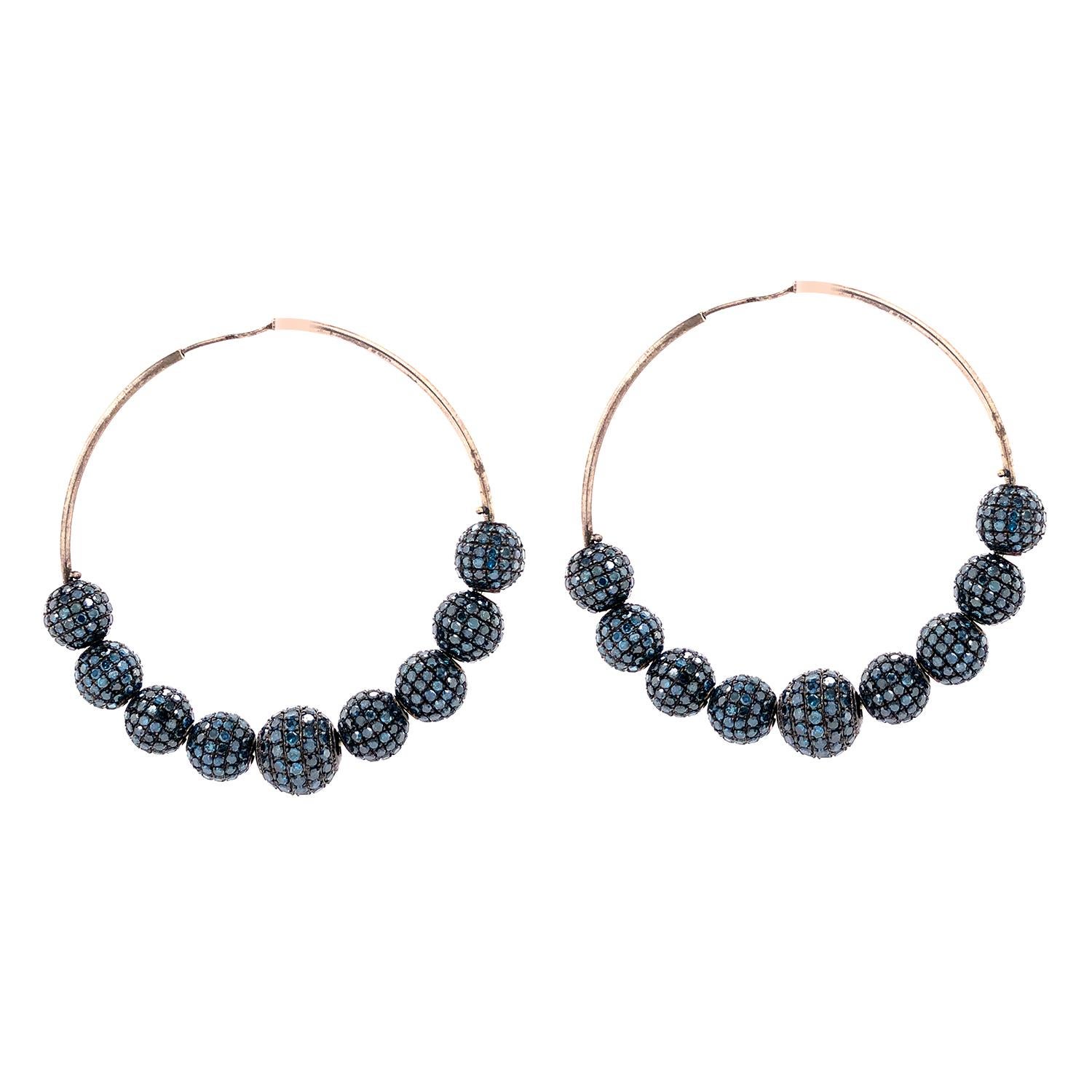 Art Déco Orecchini a cerchio con palline di diamanti blu Fancy Pave realizzati in argento in vendita