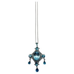 Halskette mit Kronleuchter-Anhänger aus 14 Karat Weißgold mit ausgefallenem blauem Topas und weißem Diamant-Halo