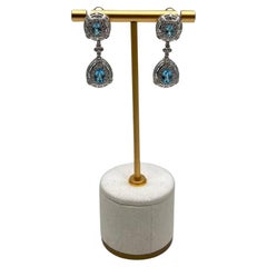 Pendientes de oro blanco de 14 quilates de fantasía con halo de diamantes y topacio azul