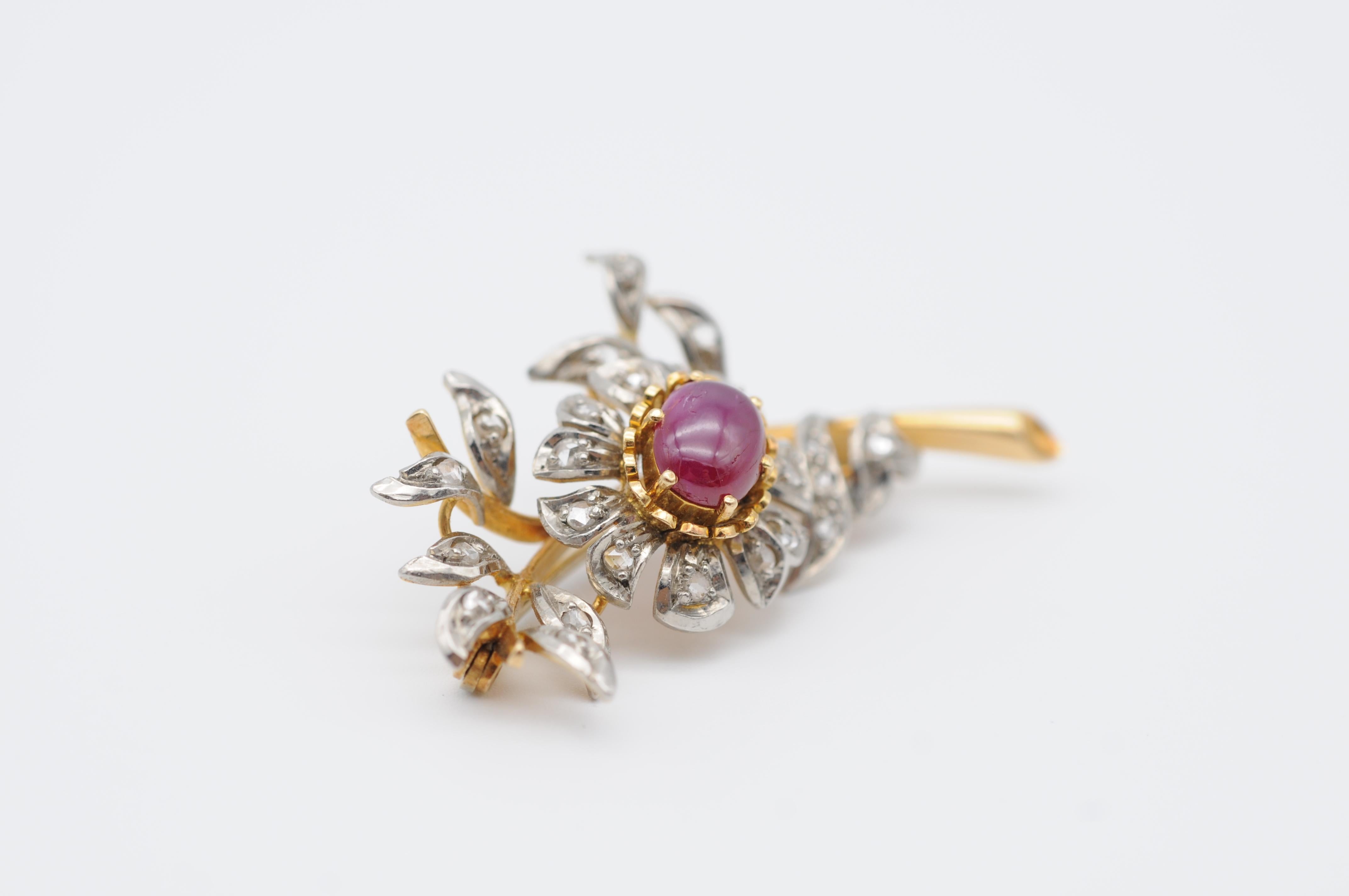 Brilliant Cut Fancy Brooch in 18k yellow gold and diamonds