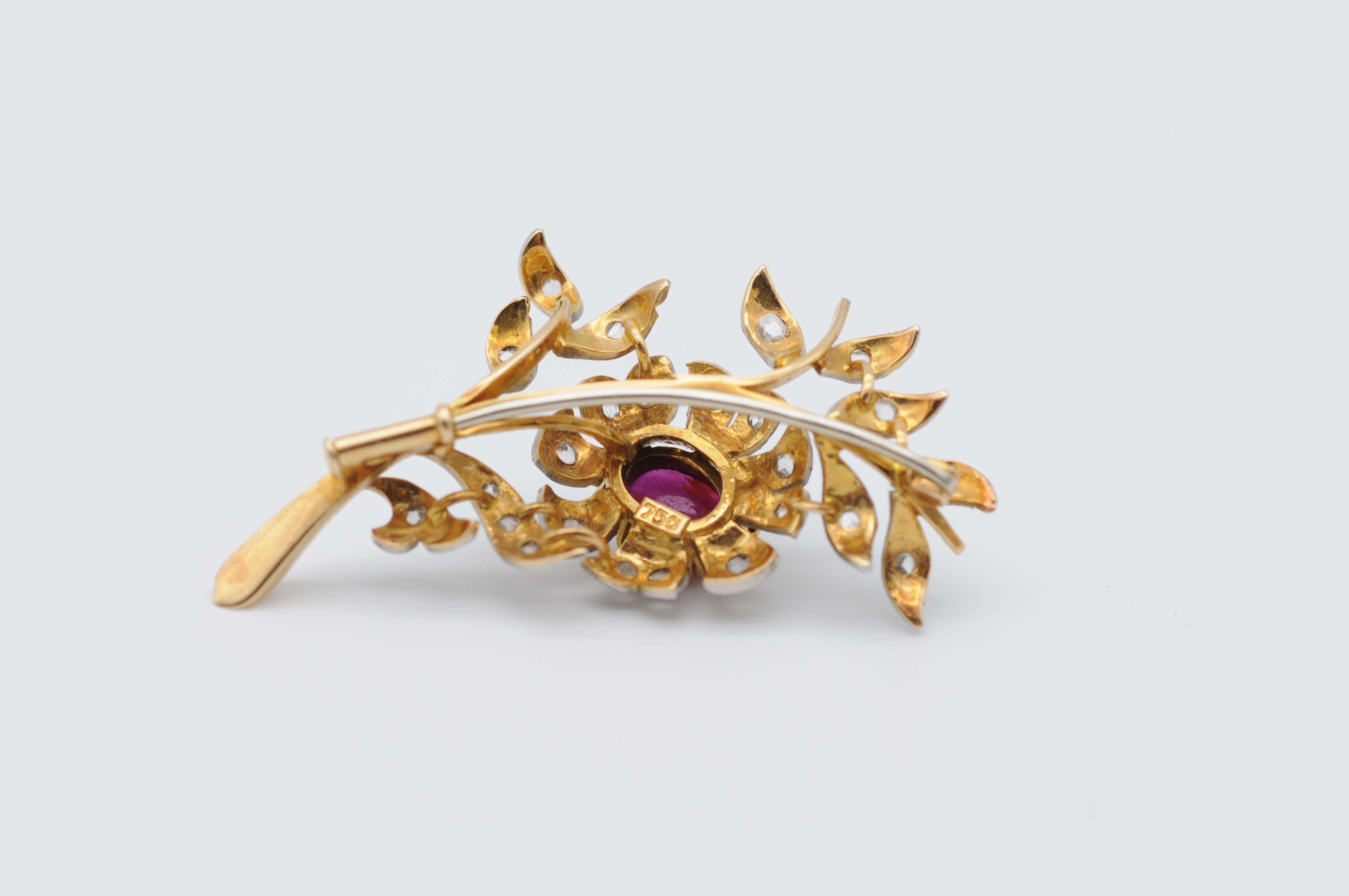 Fancy Brooch in 18k yellow gold and diamonds For Sale 1