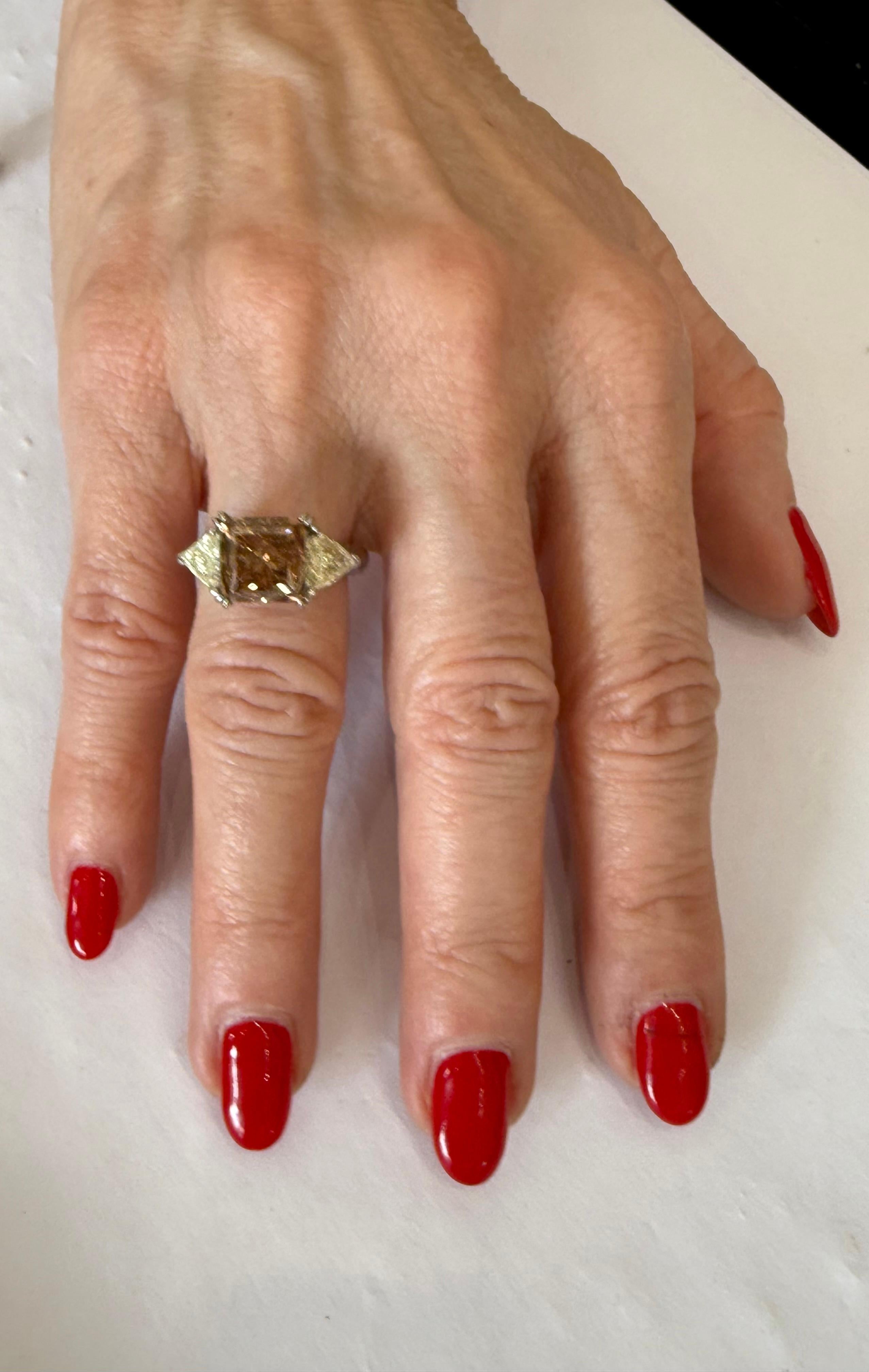Fancy brown 6.123 ct Princess Cut Diamond with Trillion Diamond in Platinum In Excellent Condition For Sale In Zurich, Zollstrasse