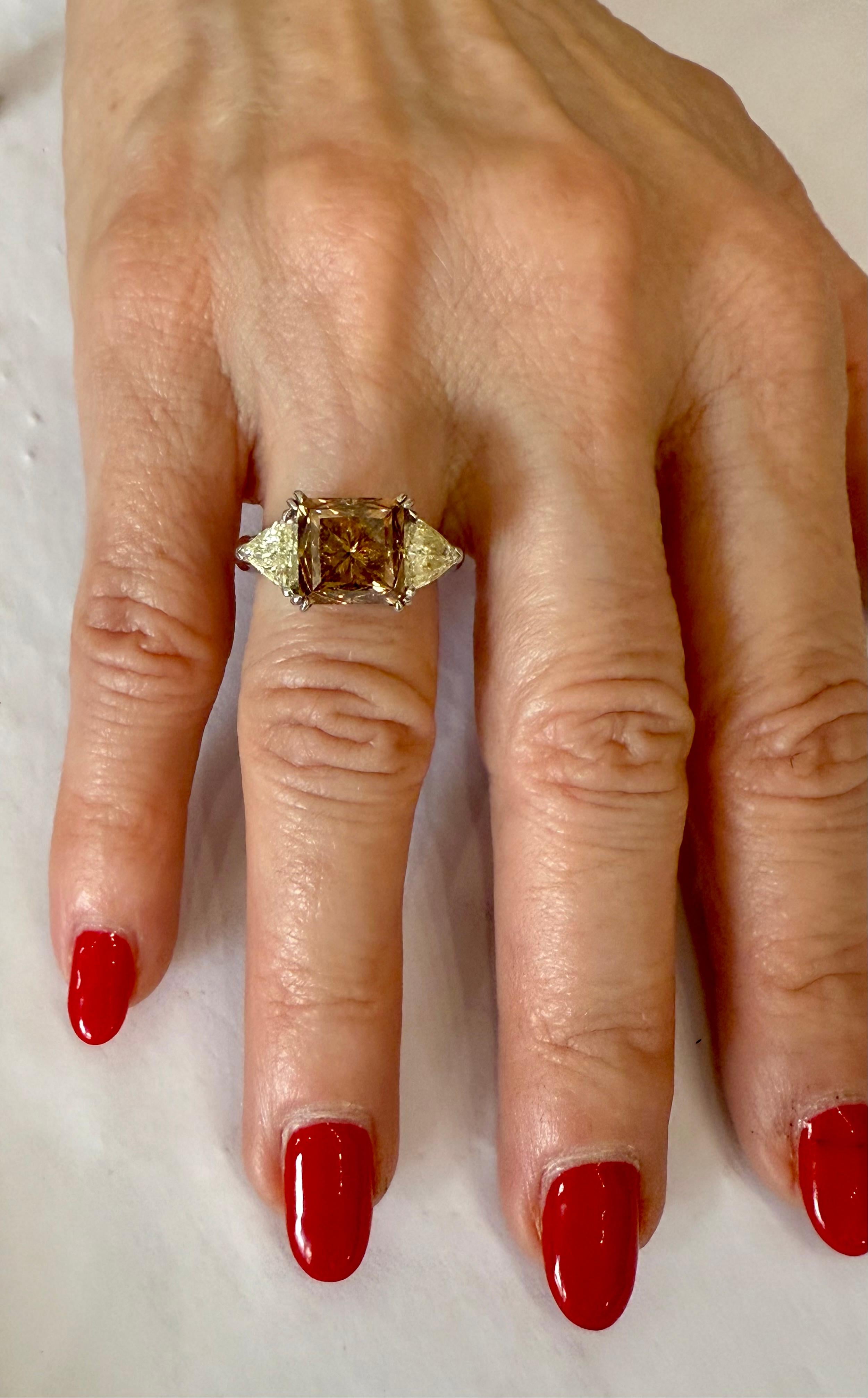 Women's Fancy brown 6.123 ct Princess Cut Diamond with Trillion Diamond in Platinum For Sale