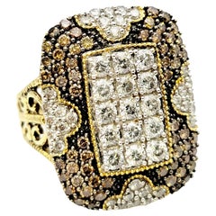 Anello da cocktail a forma di tavoletta con diamanti bianchi e marroni in oro giallo e bianco 18 carati