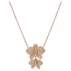 Collana con ciondolo a forma di farfalla in oro rosa 18 carati con petali floreali di diamante marrone e fantasia