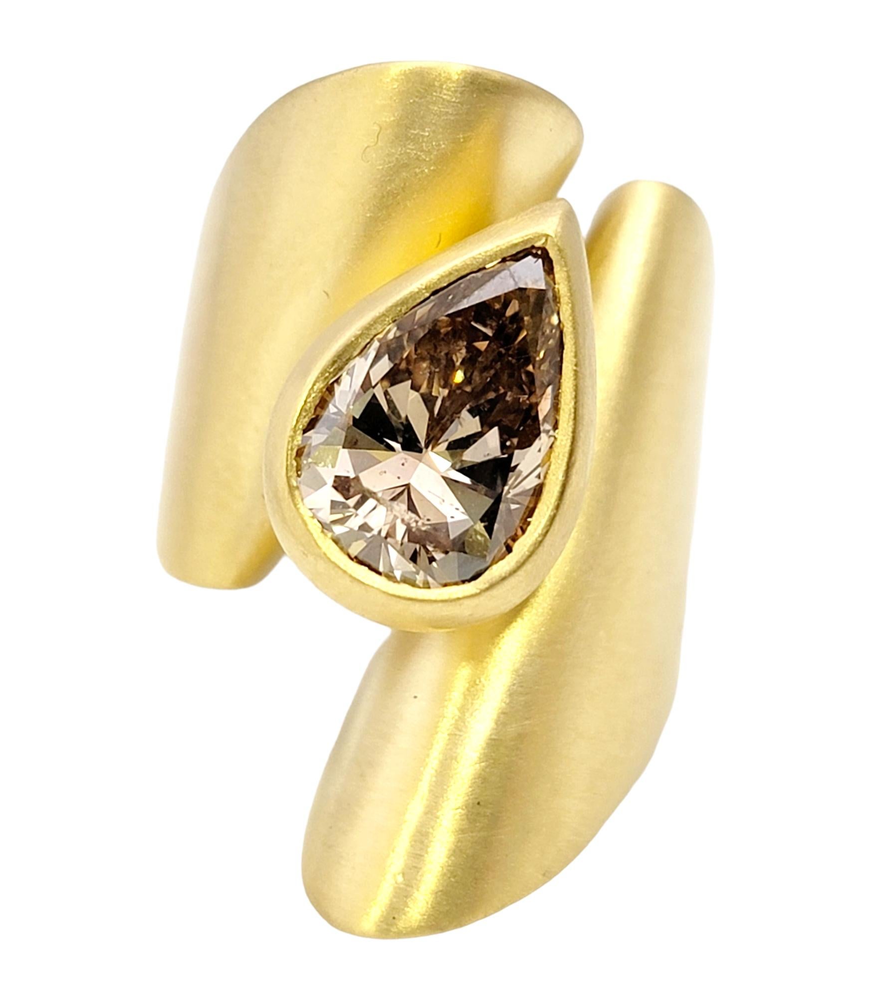 Ring size: 7

Introducing a mesmerizing masterpiece of contemporary jewelry. Crafted with utmost precision, this exquisite ring showcases a captivating blend of modern design and timeless elegance. Perfect for those seeking a distinctive piece that