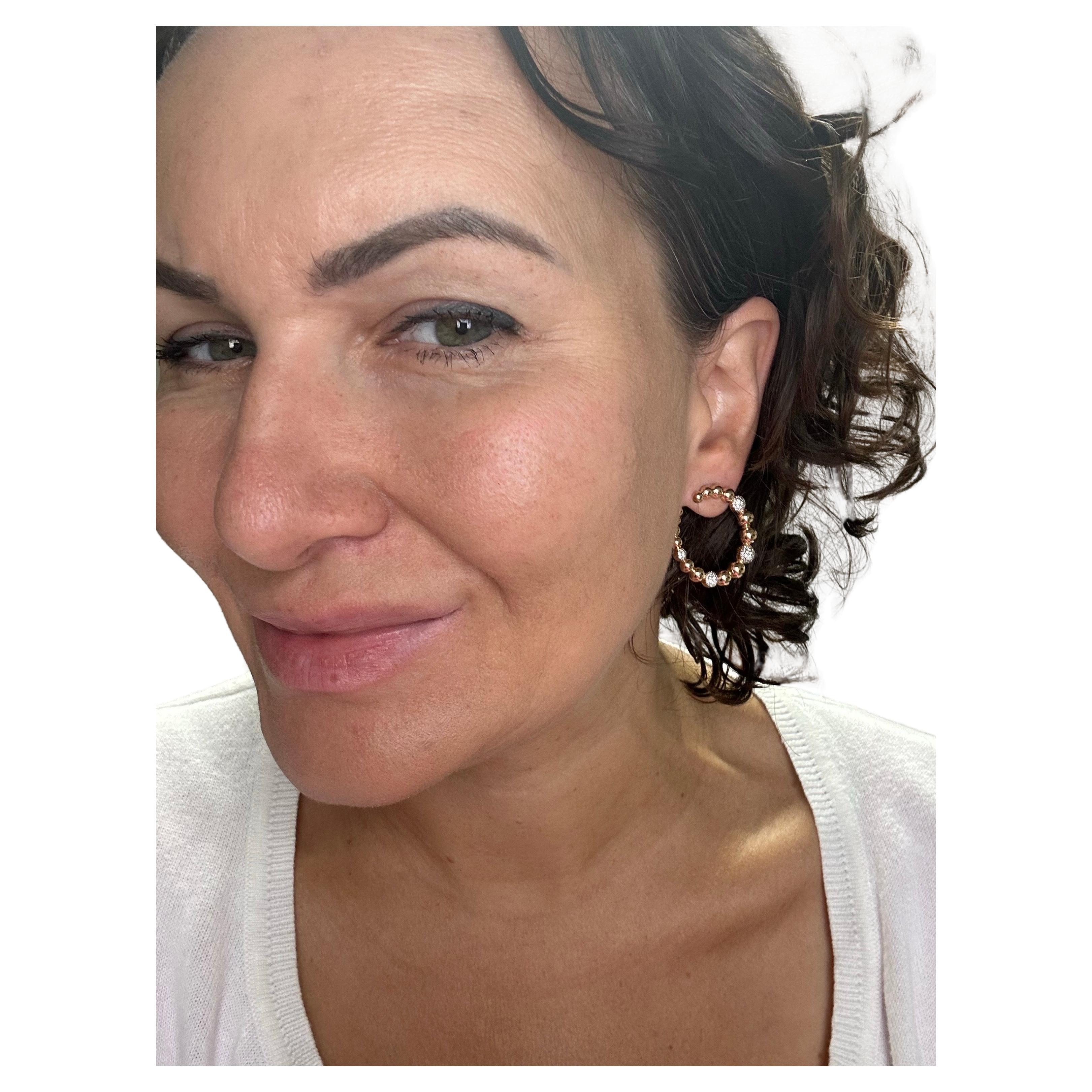 Absolument magnifique, si unique sur les oreilles !!! Ces boucles d'oreilles en forme de bulles sont l'un des styles les plus populaires sur 2024 ! Diamants naturels 0,30ct VS-SI clarté, F-G couleur.

CE QUE VOUS OBTENEZ À LA BIJOUTERIE STAMPAR