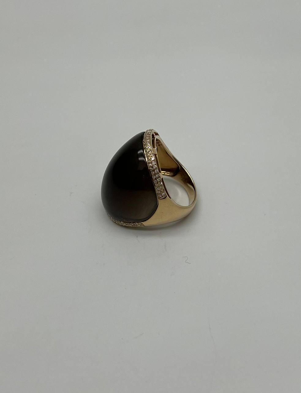 Cabochon Anello a forma di cabochon di quarzo fumé marrone liscio in oro 14K con diamanti a canale in vendita