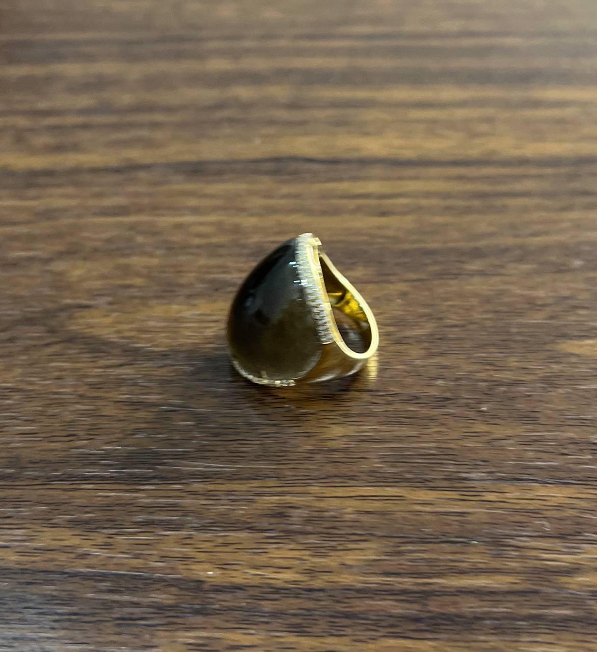 Anello a forma di cabochon di quarzo fumé marrone liscio in oro 14K con diamanti a canale in vendita 2