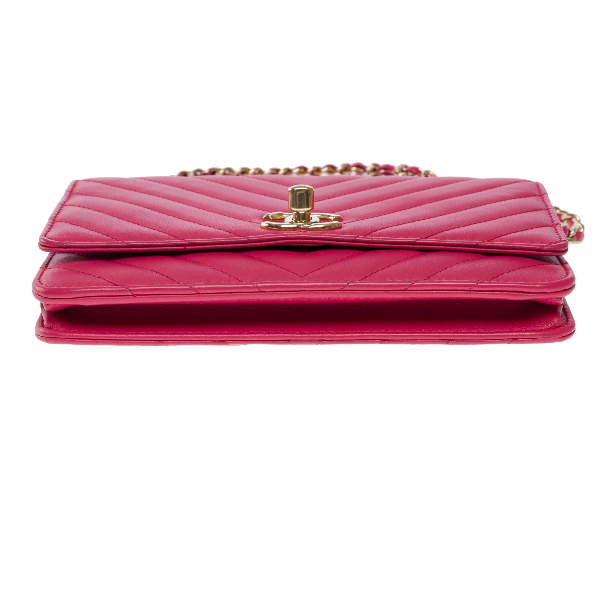 Fancy Chanel Wallet on Chain shoulder bag in Pink Chevron Quilted leather, GHW For Sale 6